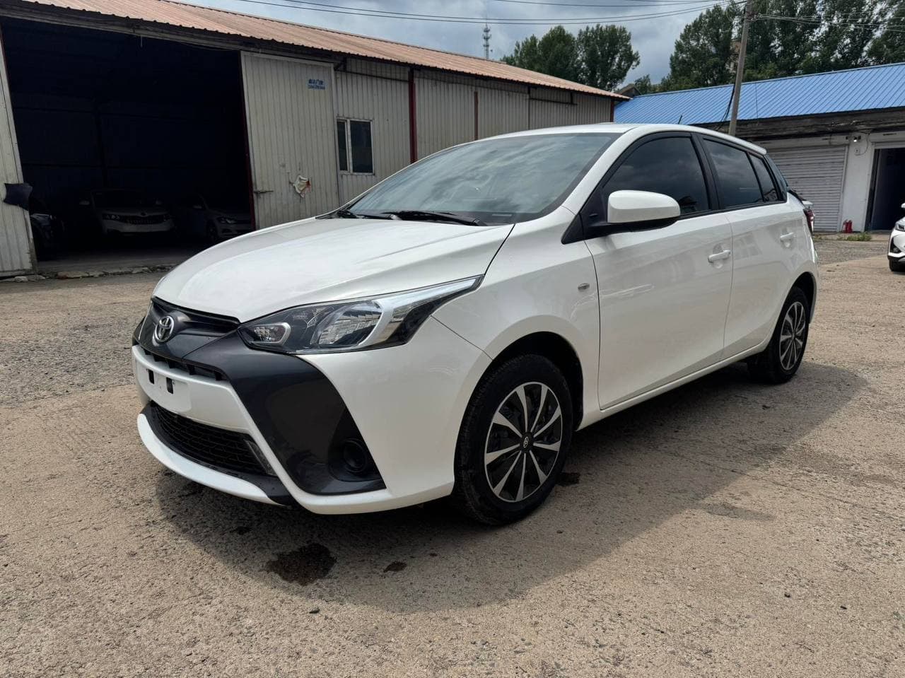 Toyota Yaris L - 1