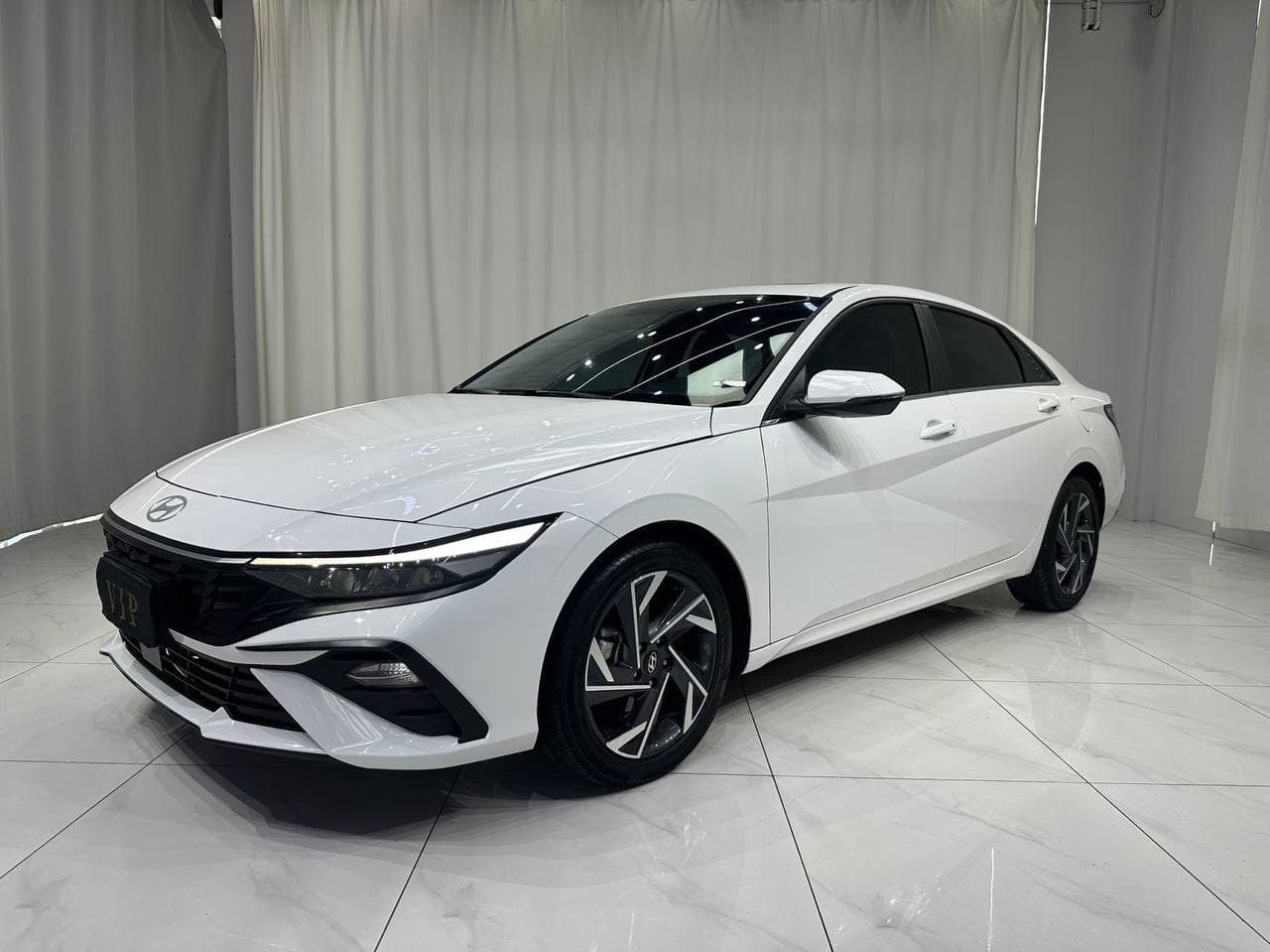 Hyundai Elantra - 1