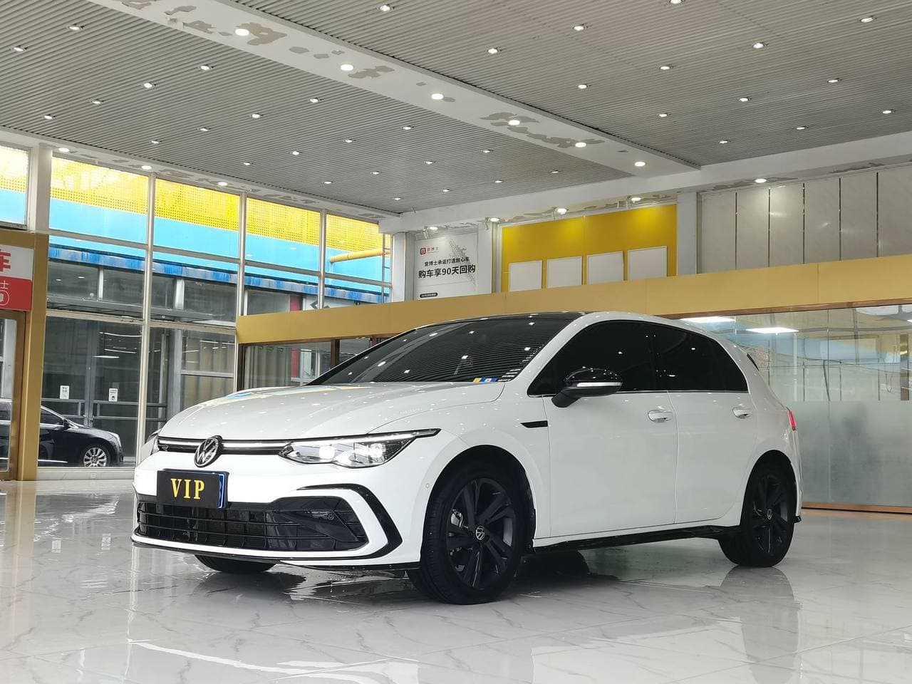 Volkswagen Golf - 1