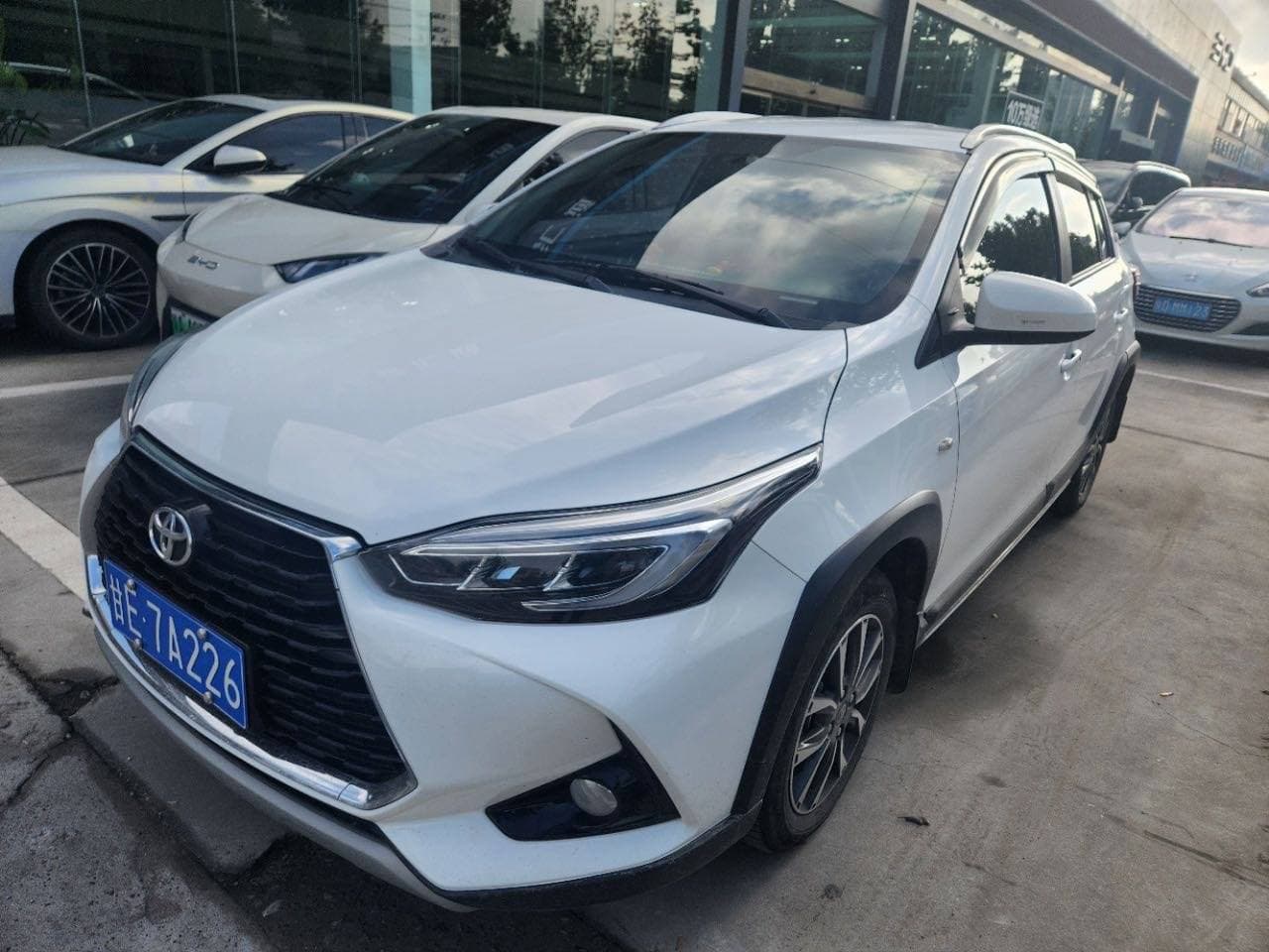 Toyota Yaris L - 1