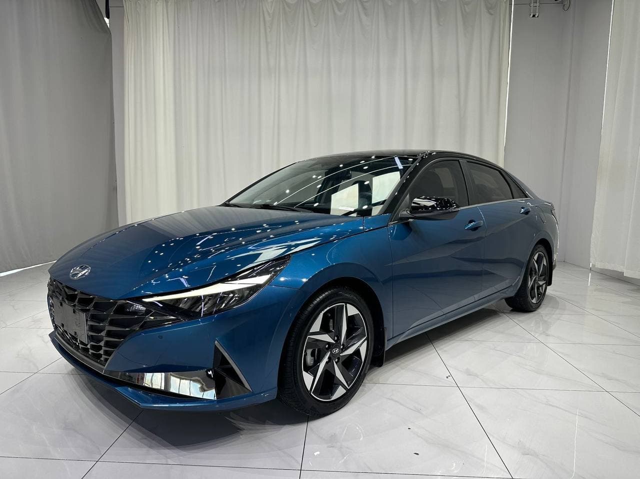 Hyundai Elantra - 1