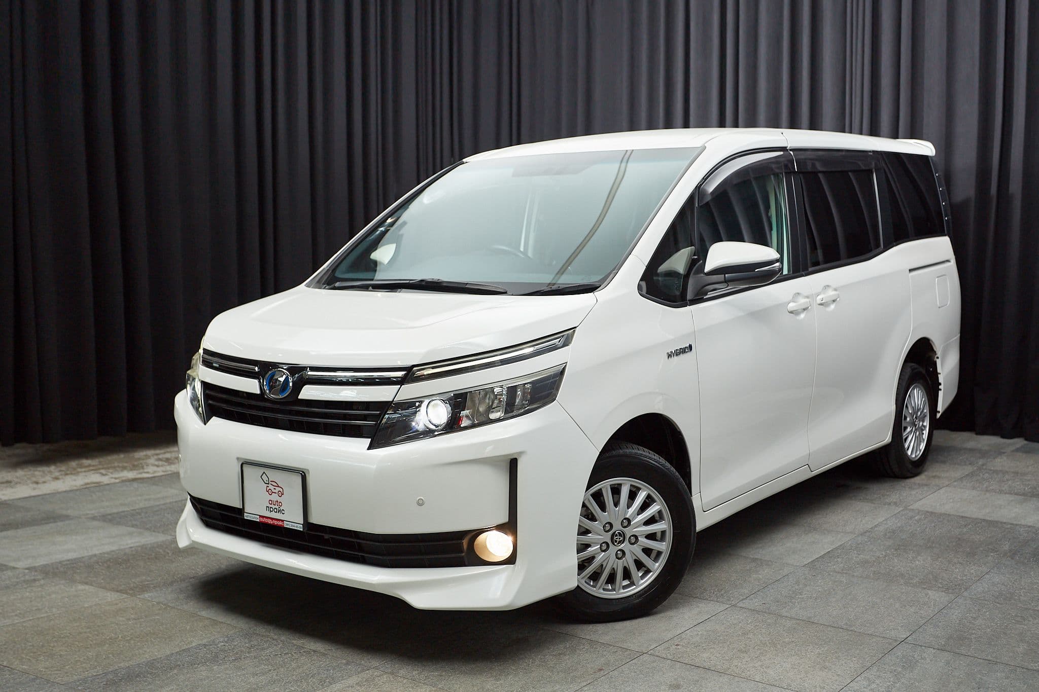 Toyota Voxy - 1
