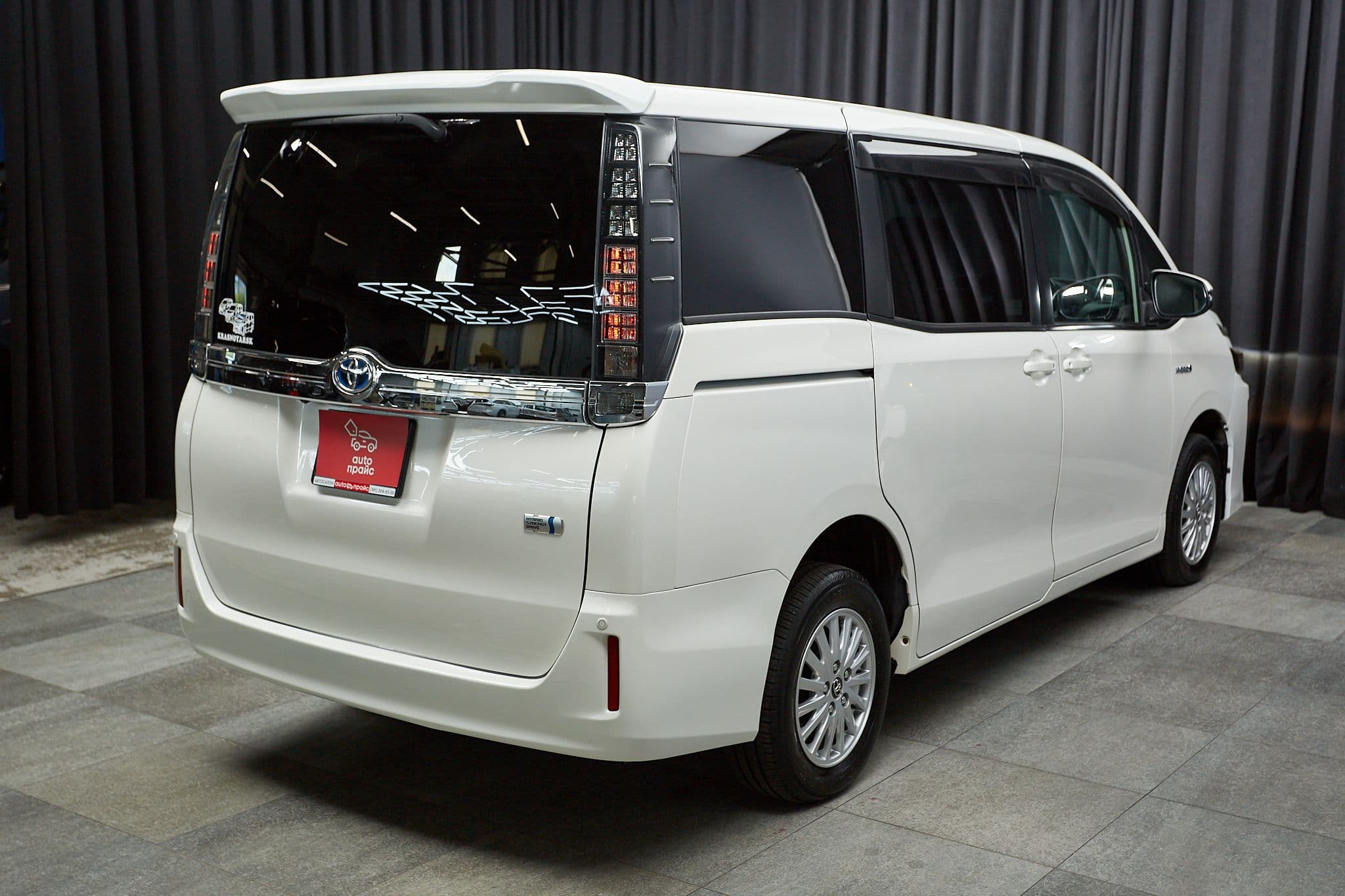 Toyota Voxy - 4