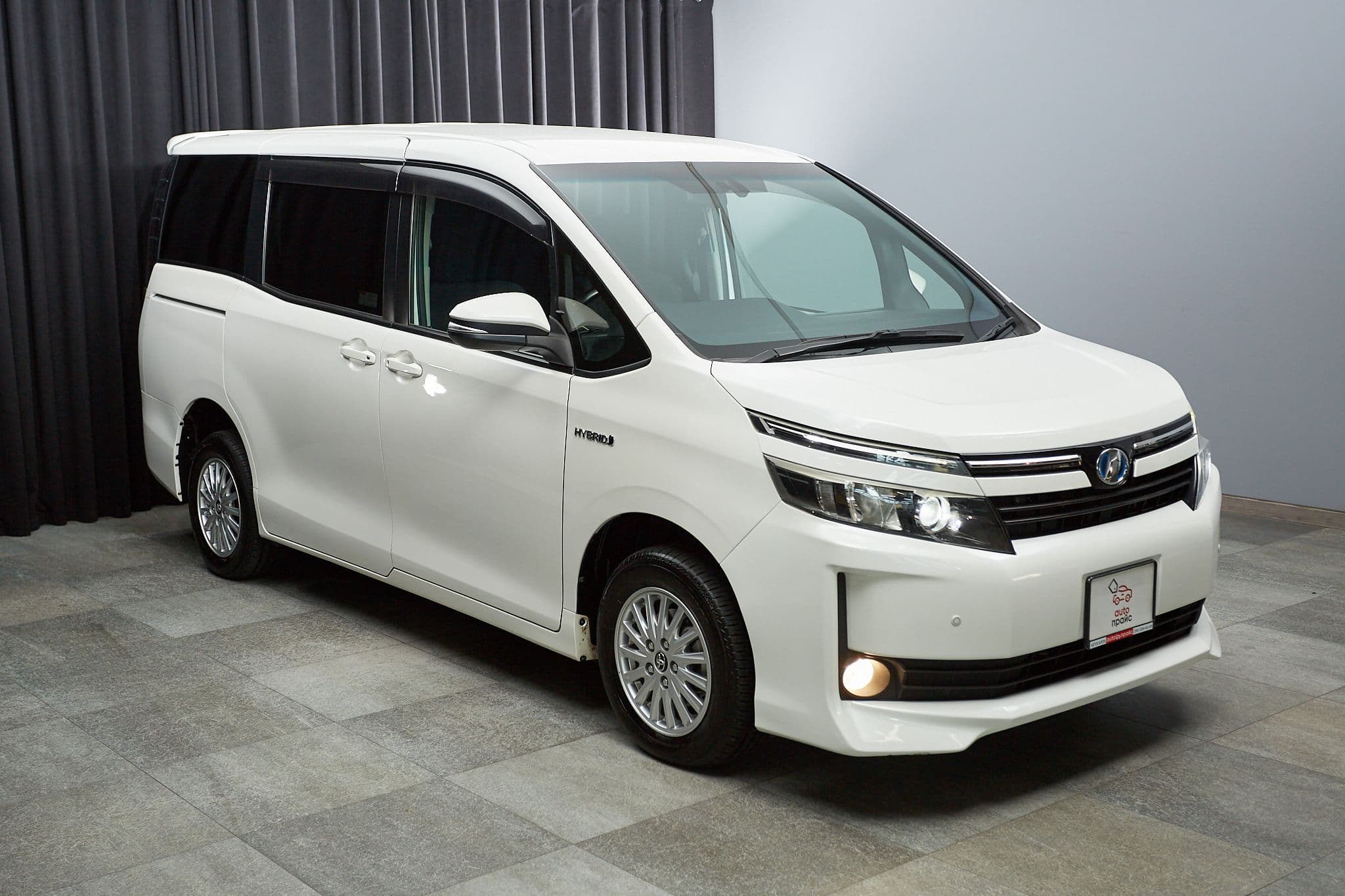 Toyota Voxy - 3