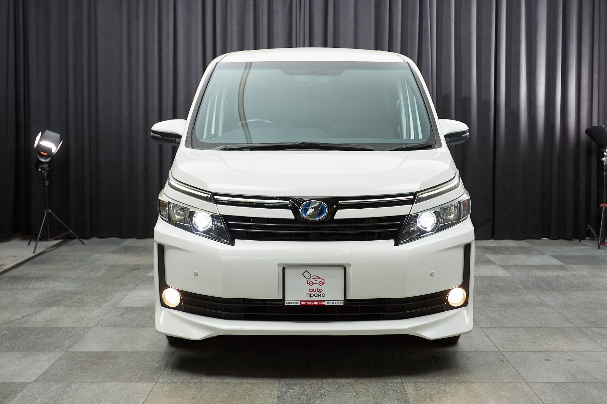 Toyota Voxy - 2