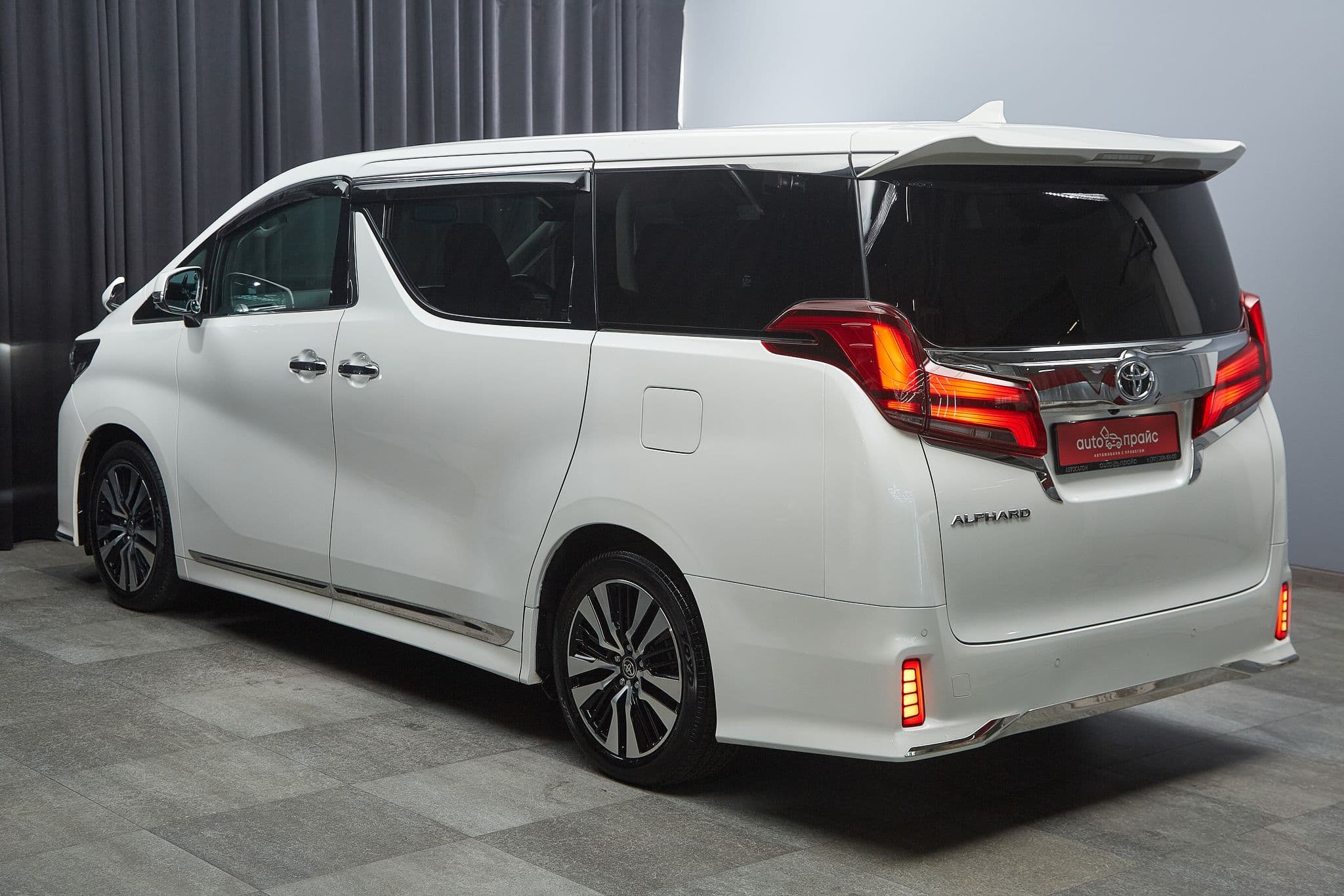 Toyota Alphard - 4