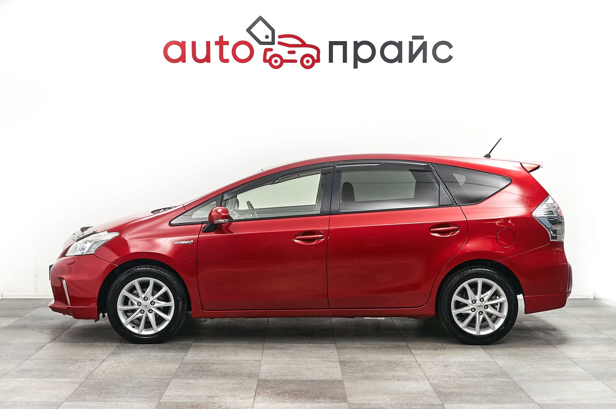 Toyota Prius Alpha - 3