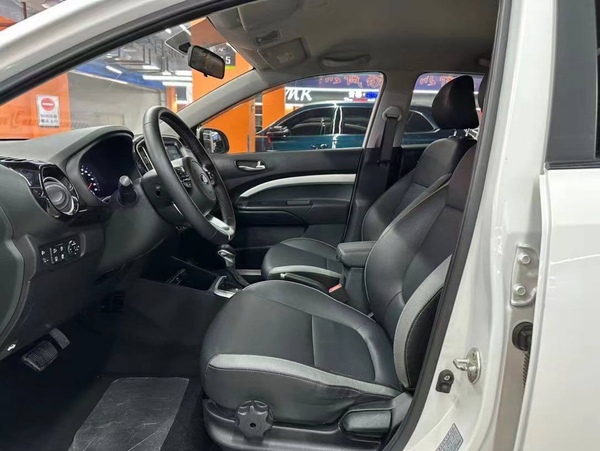 Kia KX1 - 5