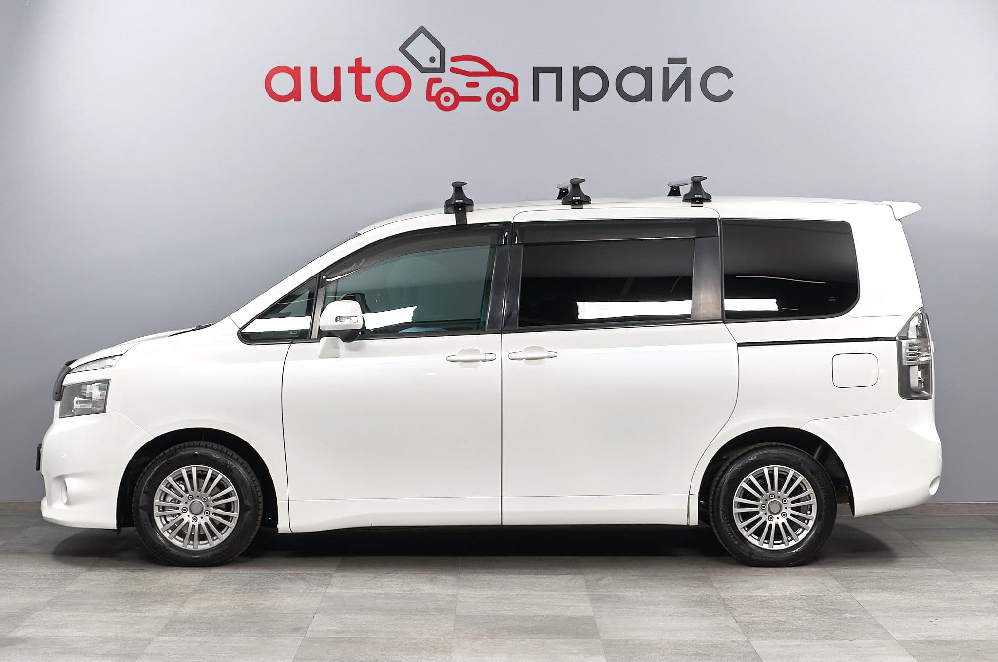Toyota Voxy - 3