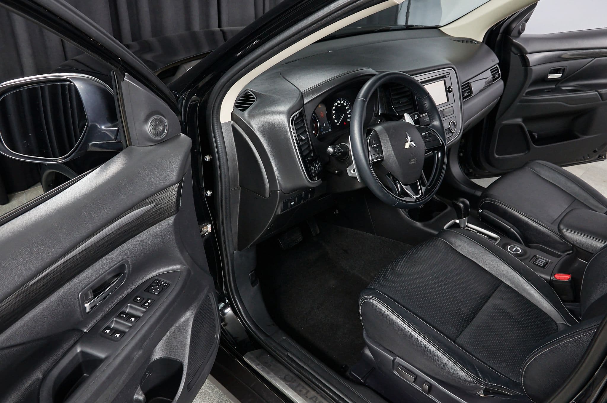 Mitsubishi Outlander - 1