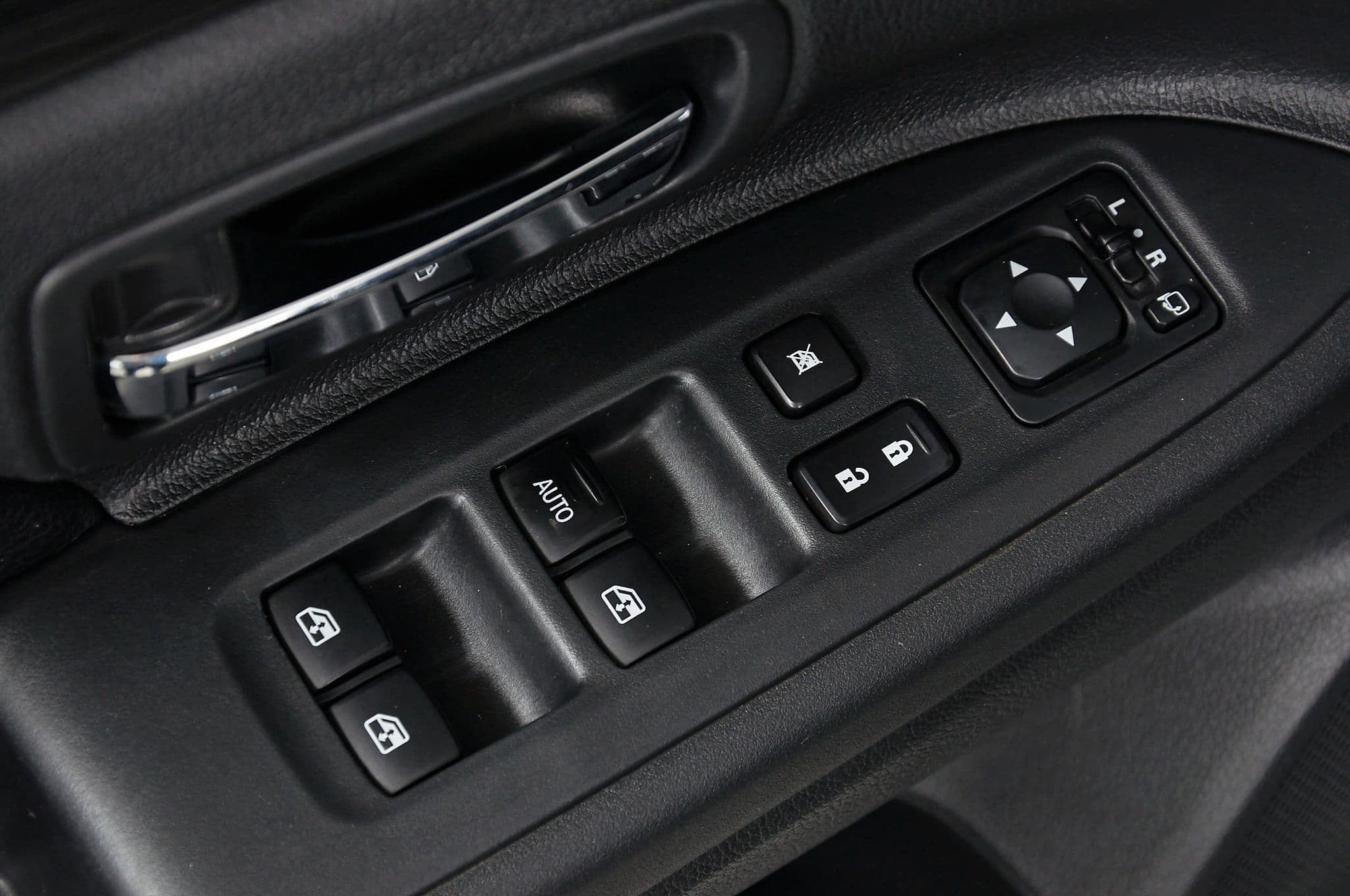Mitsubishi Outlander - 2