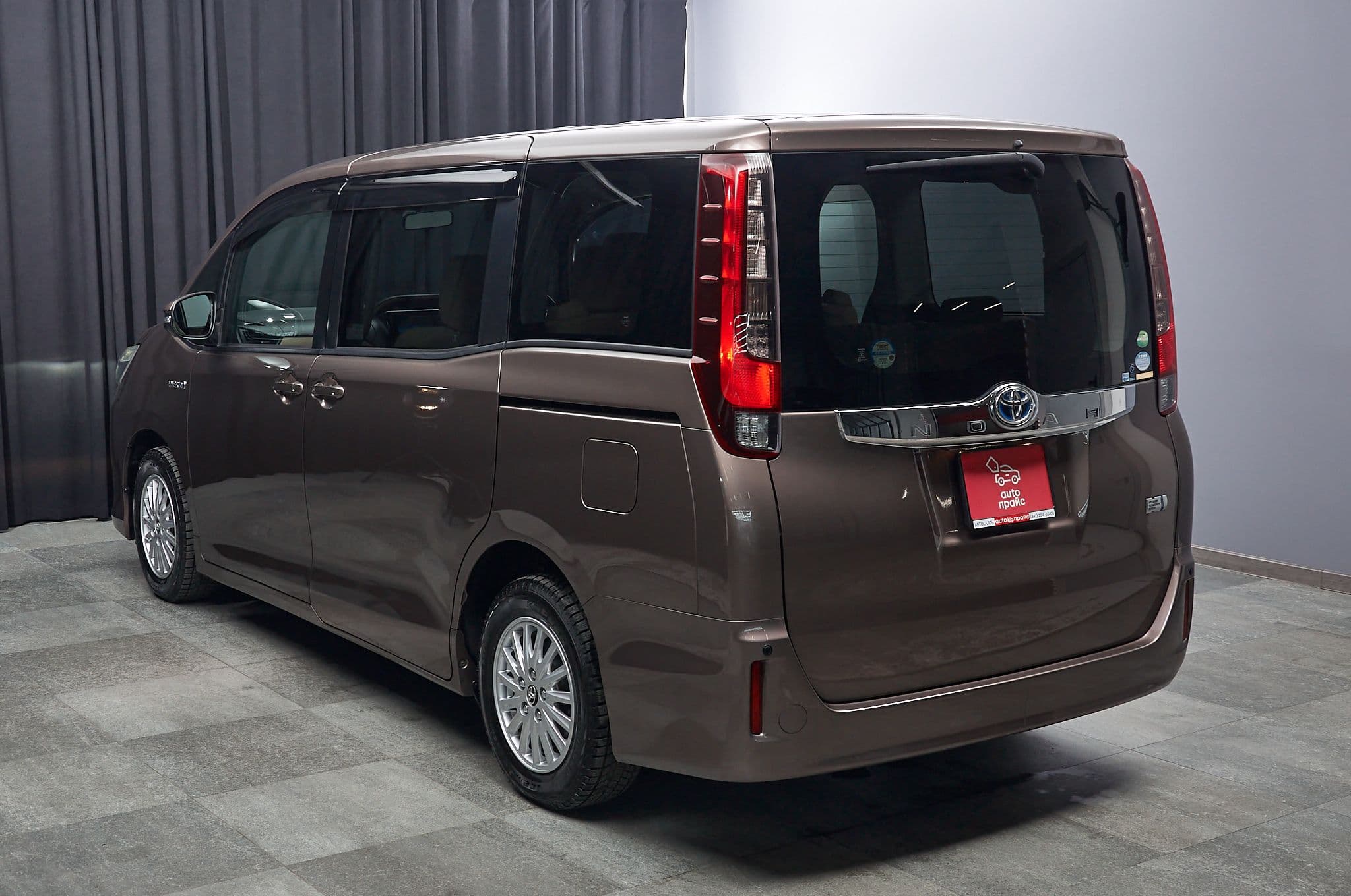 Toyota Noah - 5