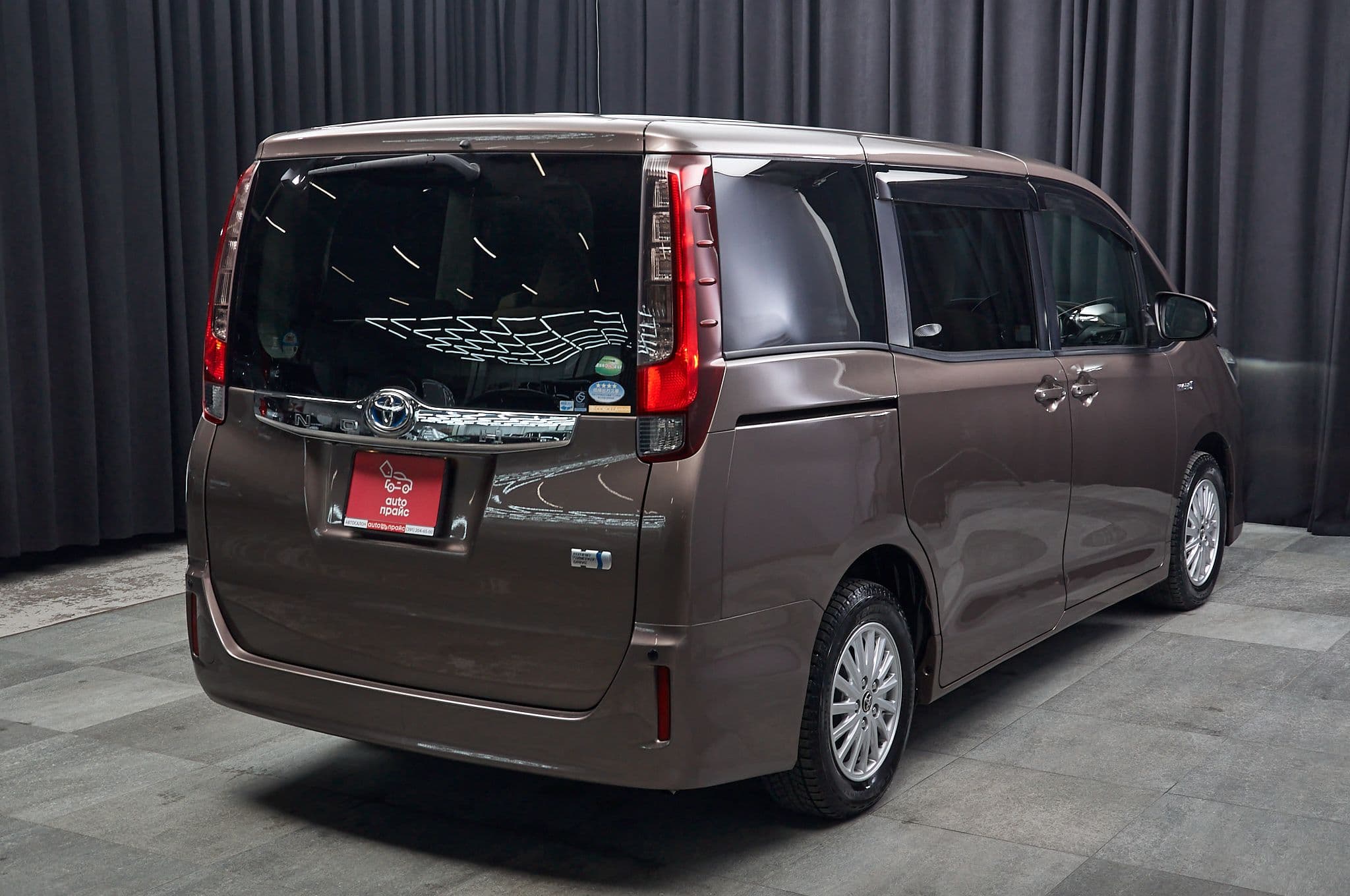 Toyota Noah - 3