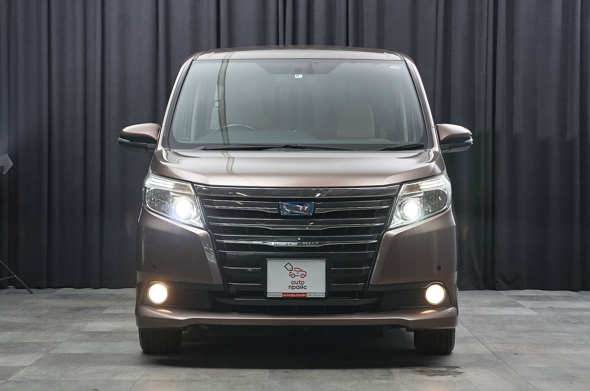 Toyota Noah - 1