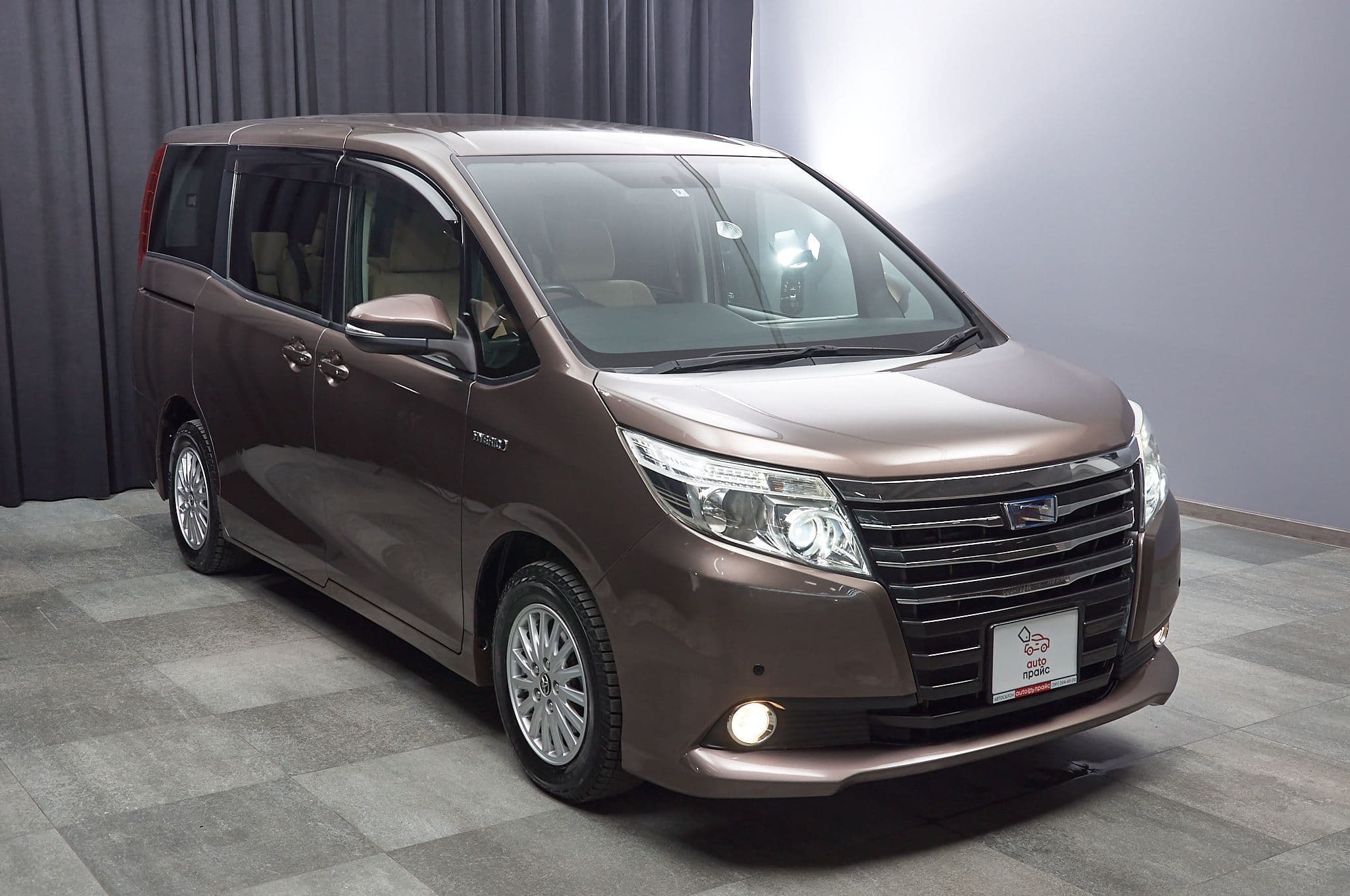 Toyota Noah - 2