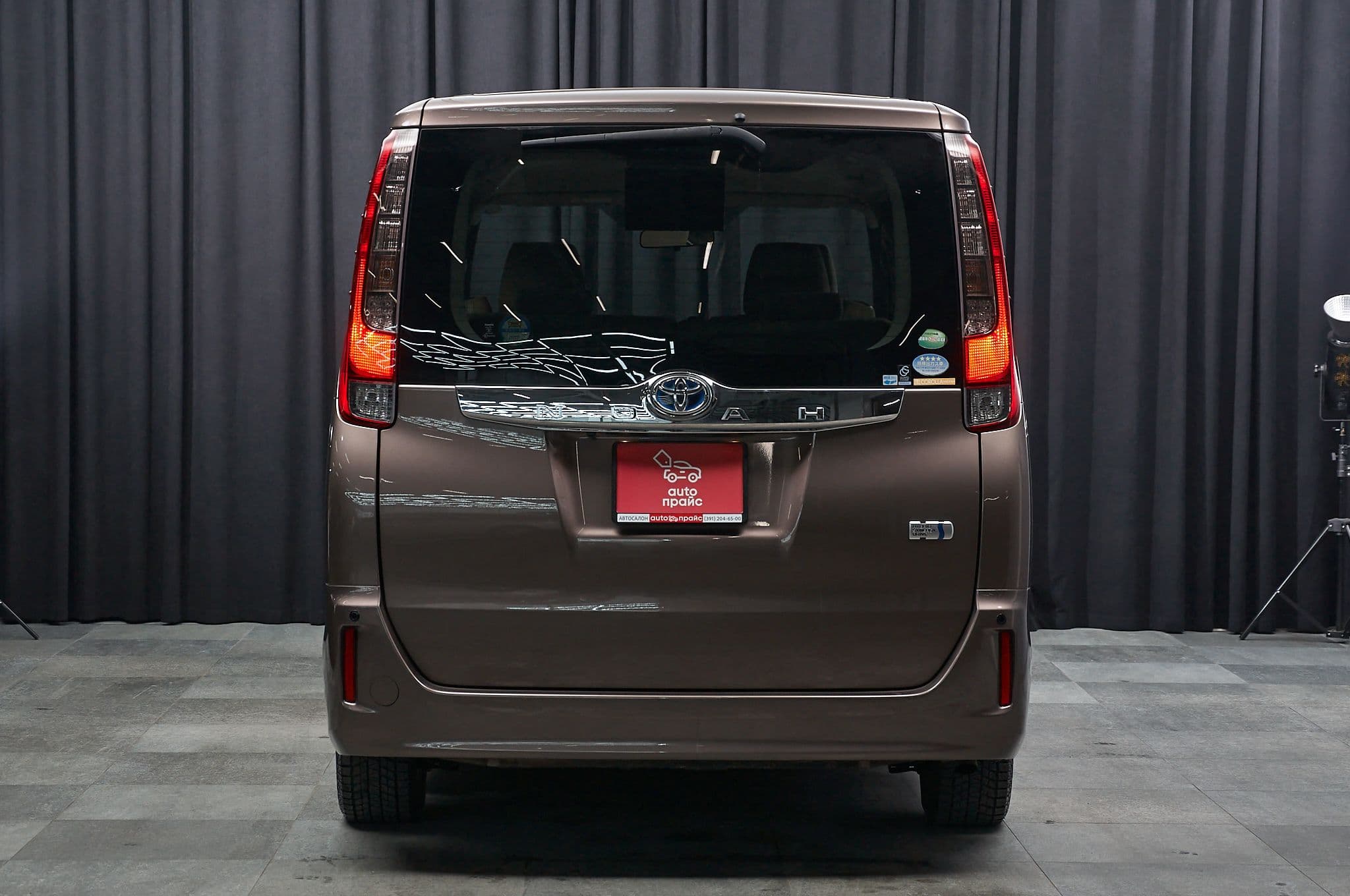 Toyota Noah - 4
