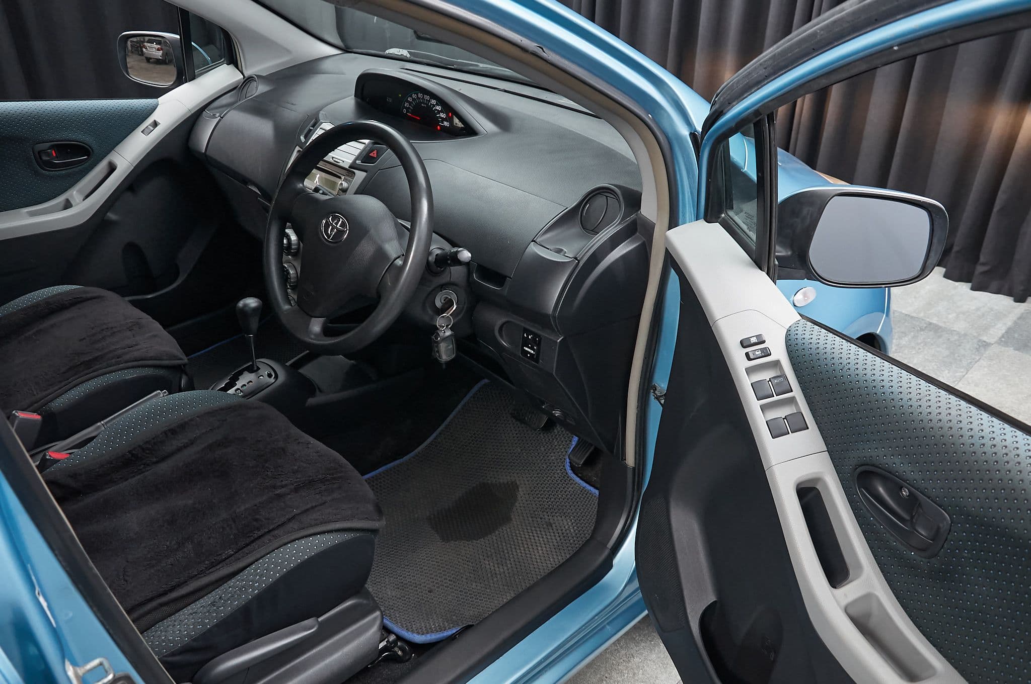 Toyota Vitz - 1