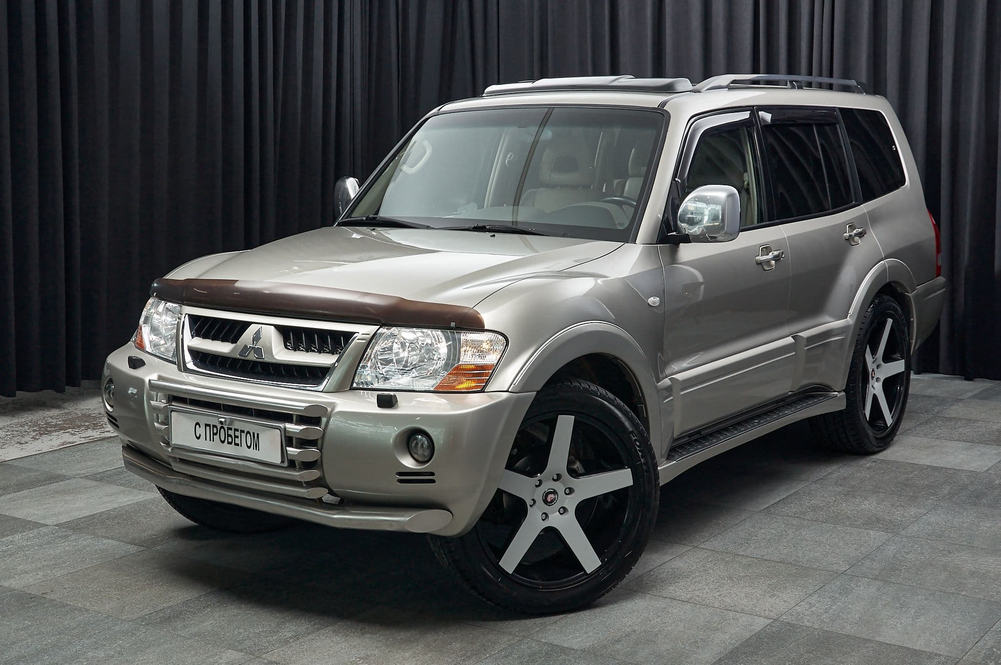 Mitsubishi Pajero - 1