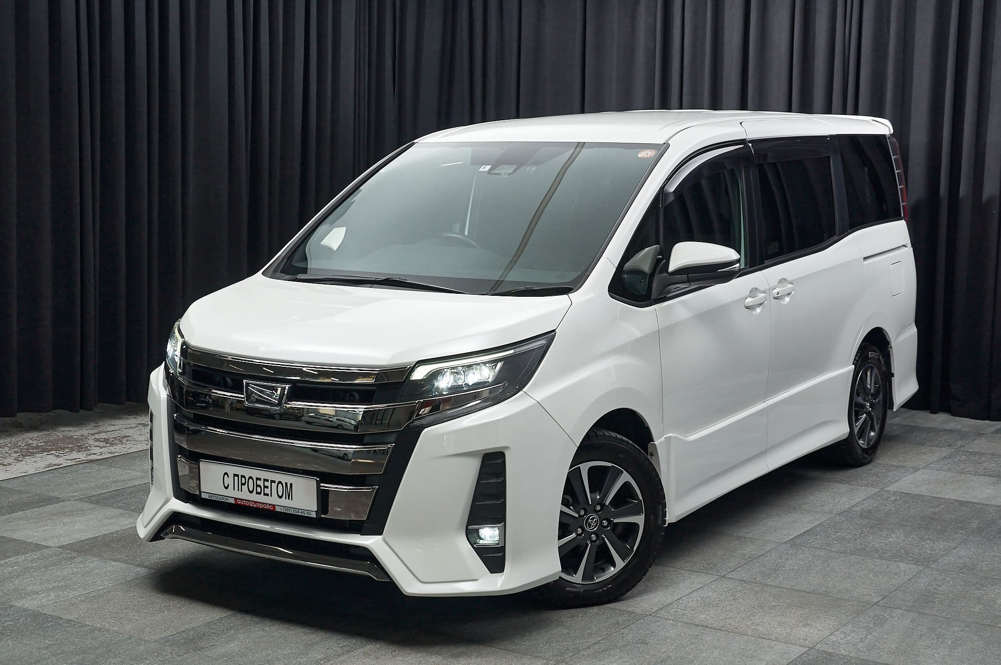 Toyota Noah - 1