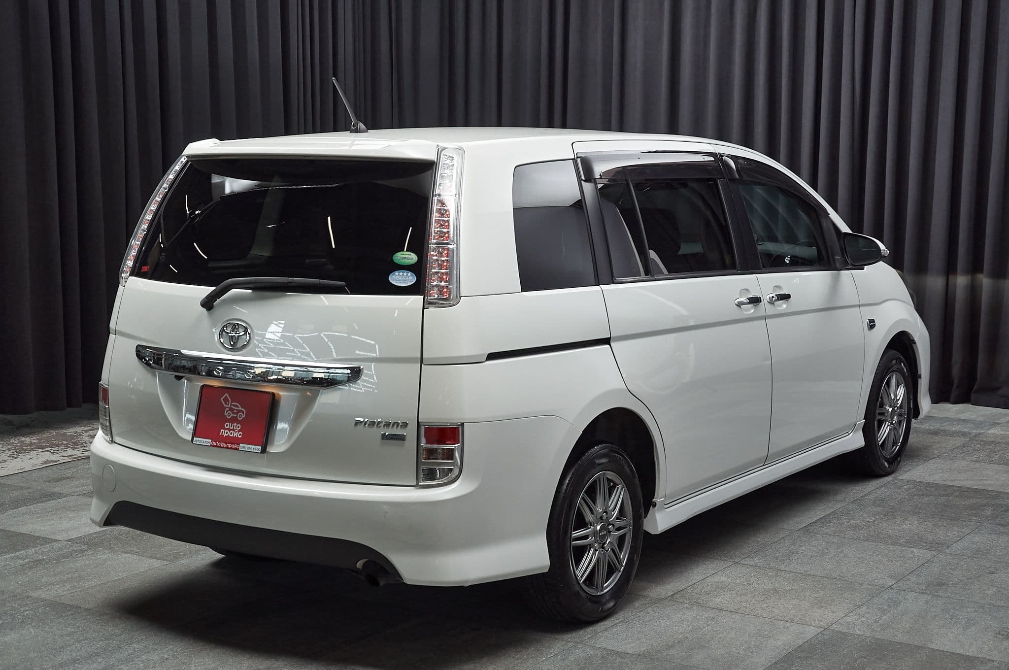 Toyota Isis - 4