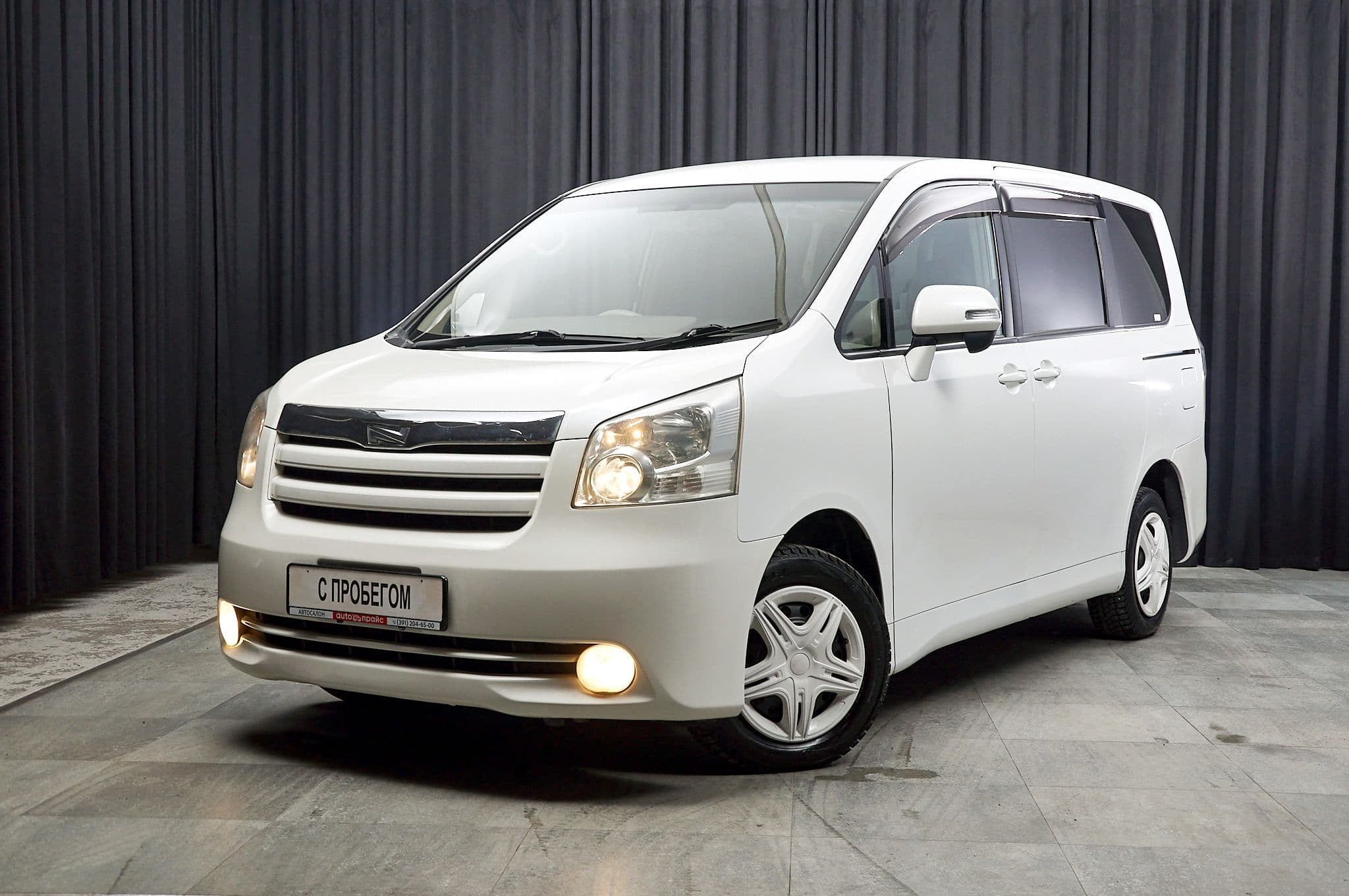Toyota Noah - 1
