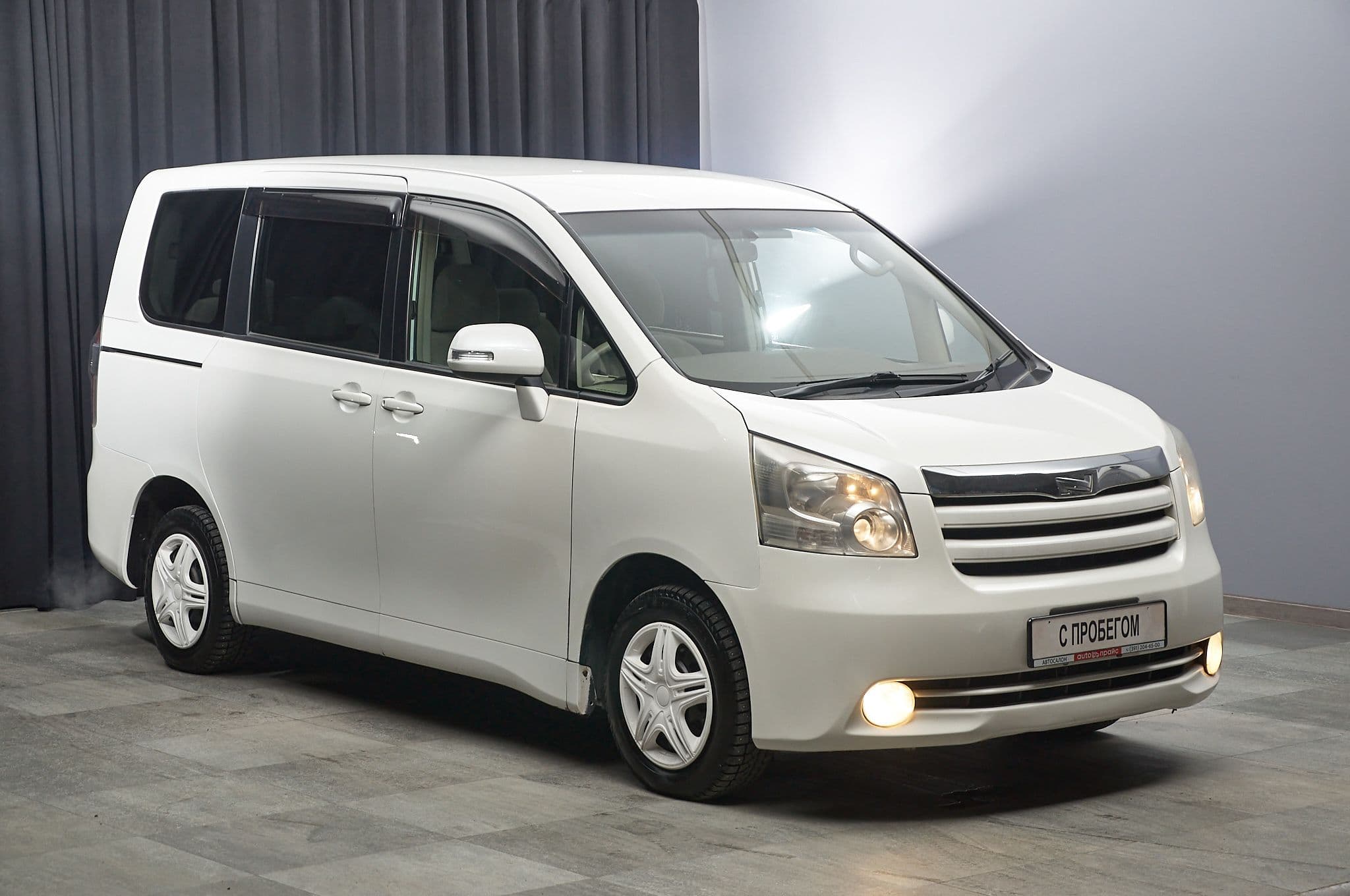 Toyota Noah - 3