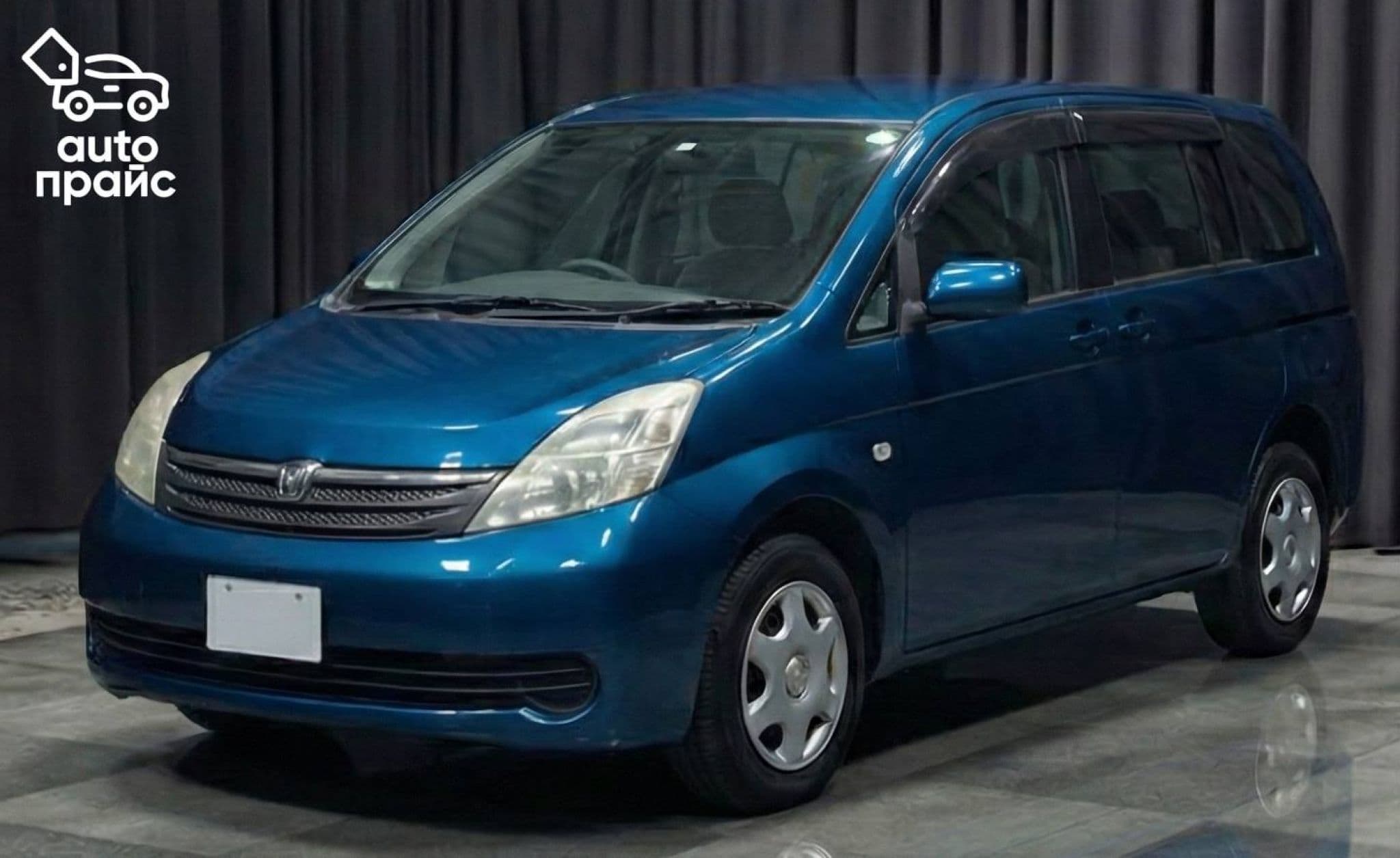 Toyota Isis - 1