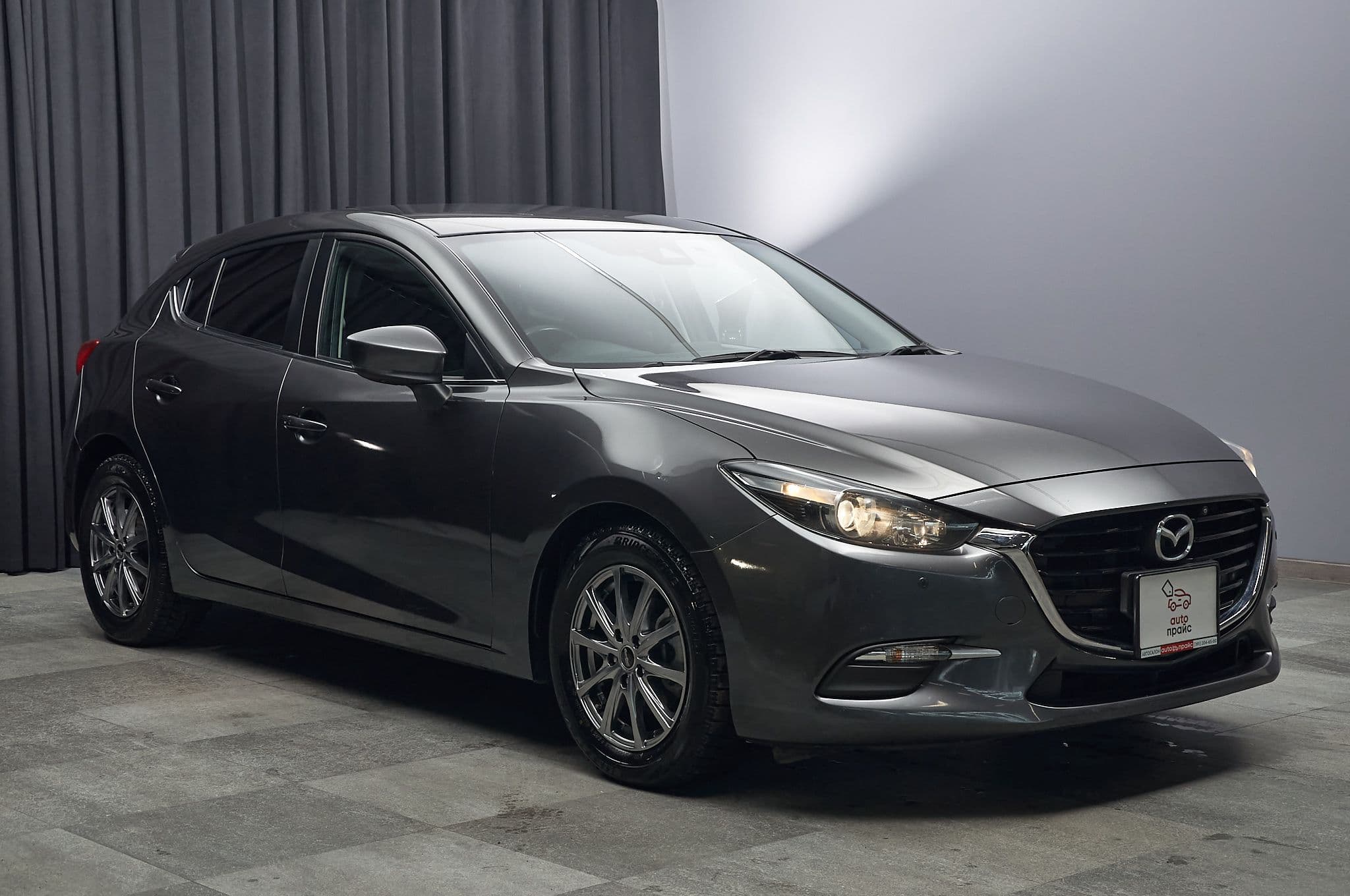 Mazda Axela - 3