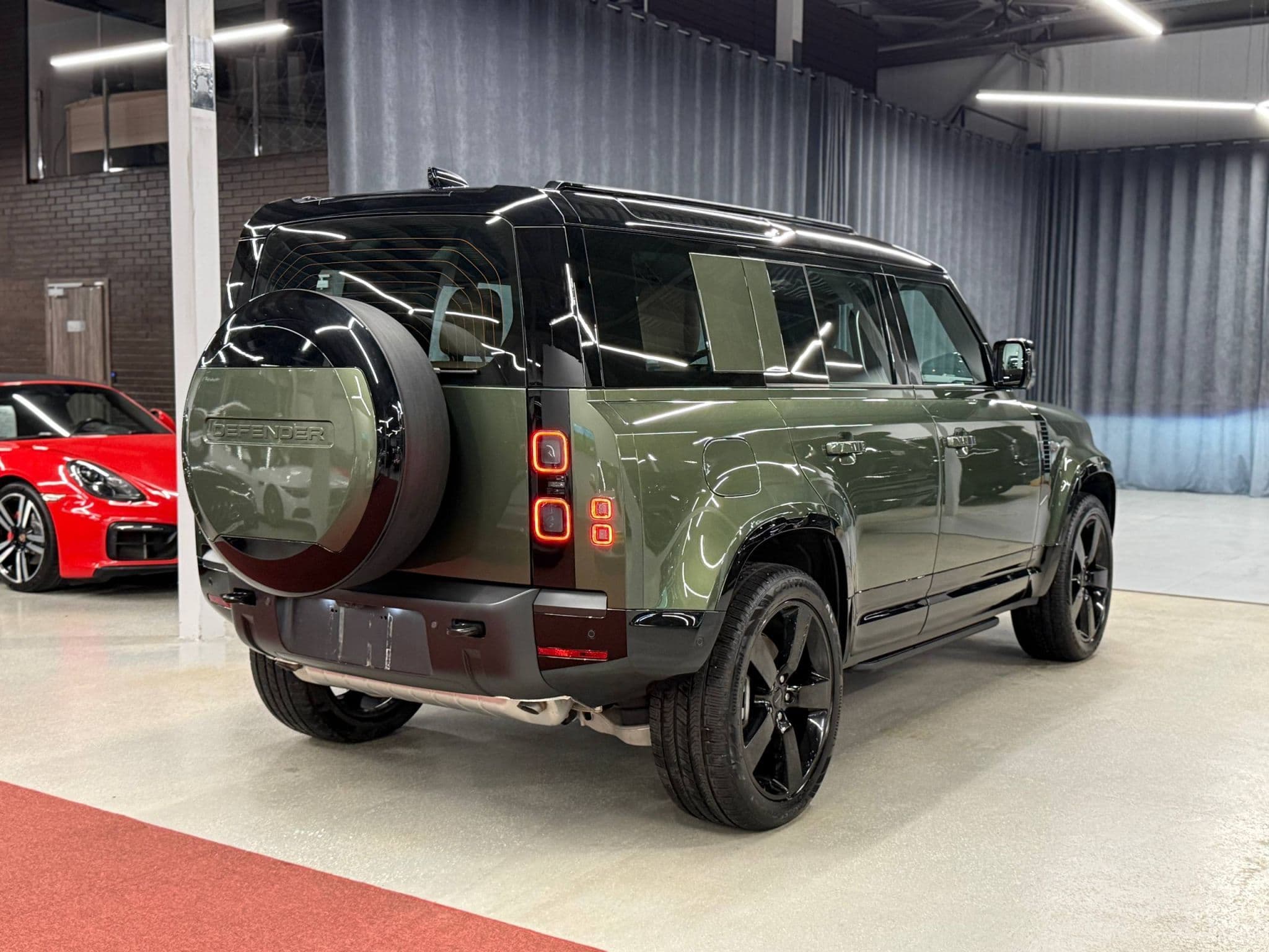 Land Rover Defender - 4