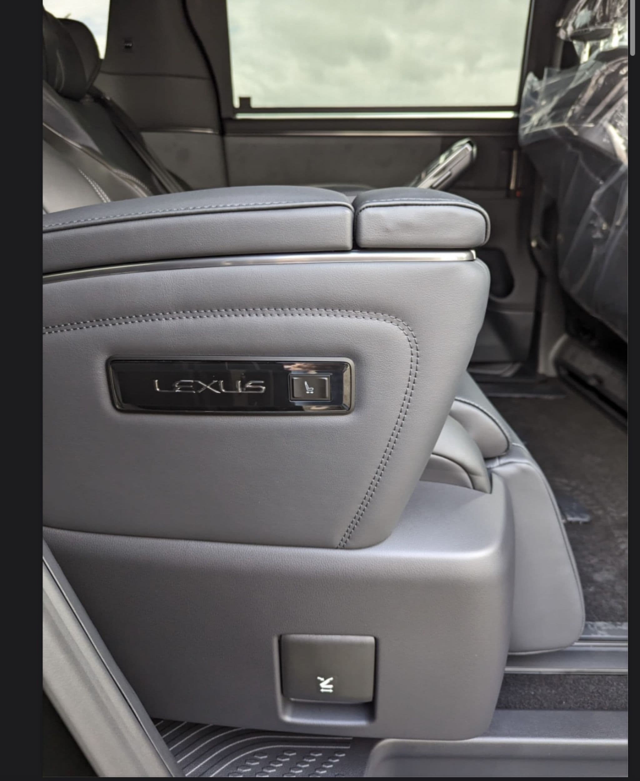 Lexus LM - 4