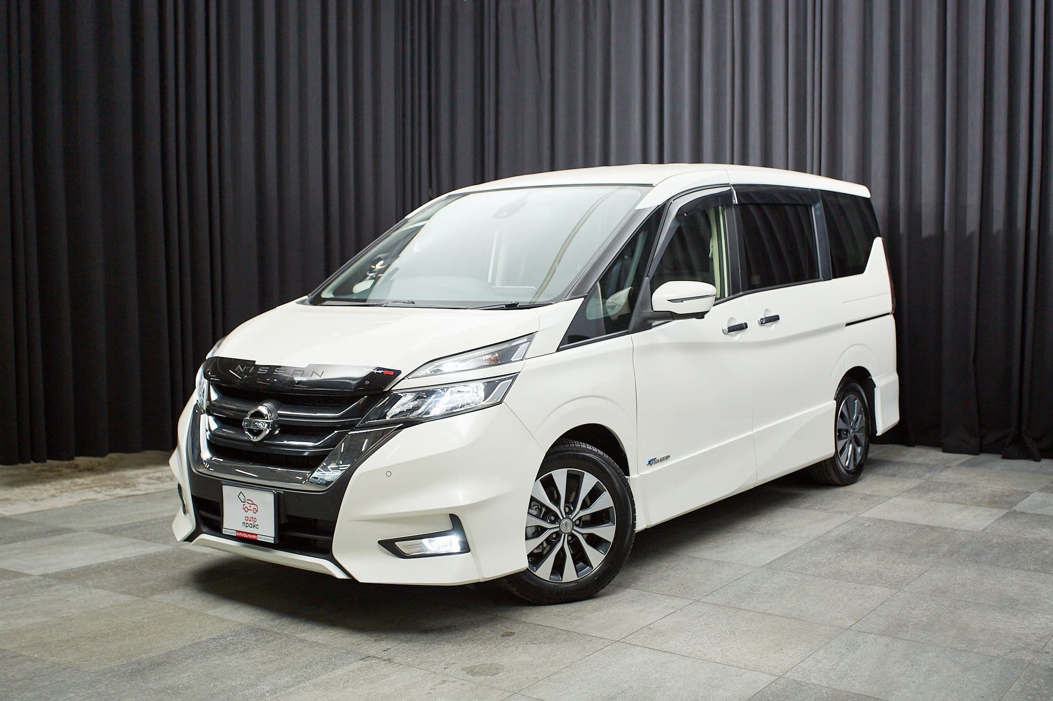 Nissan Serena - 1