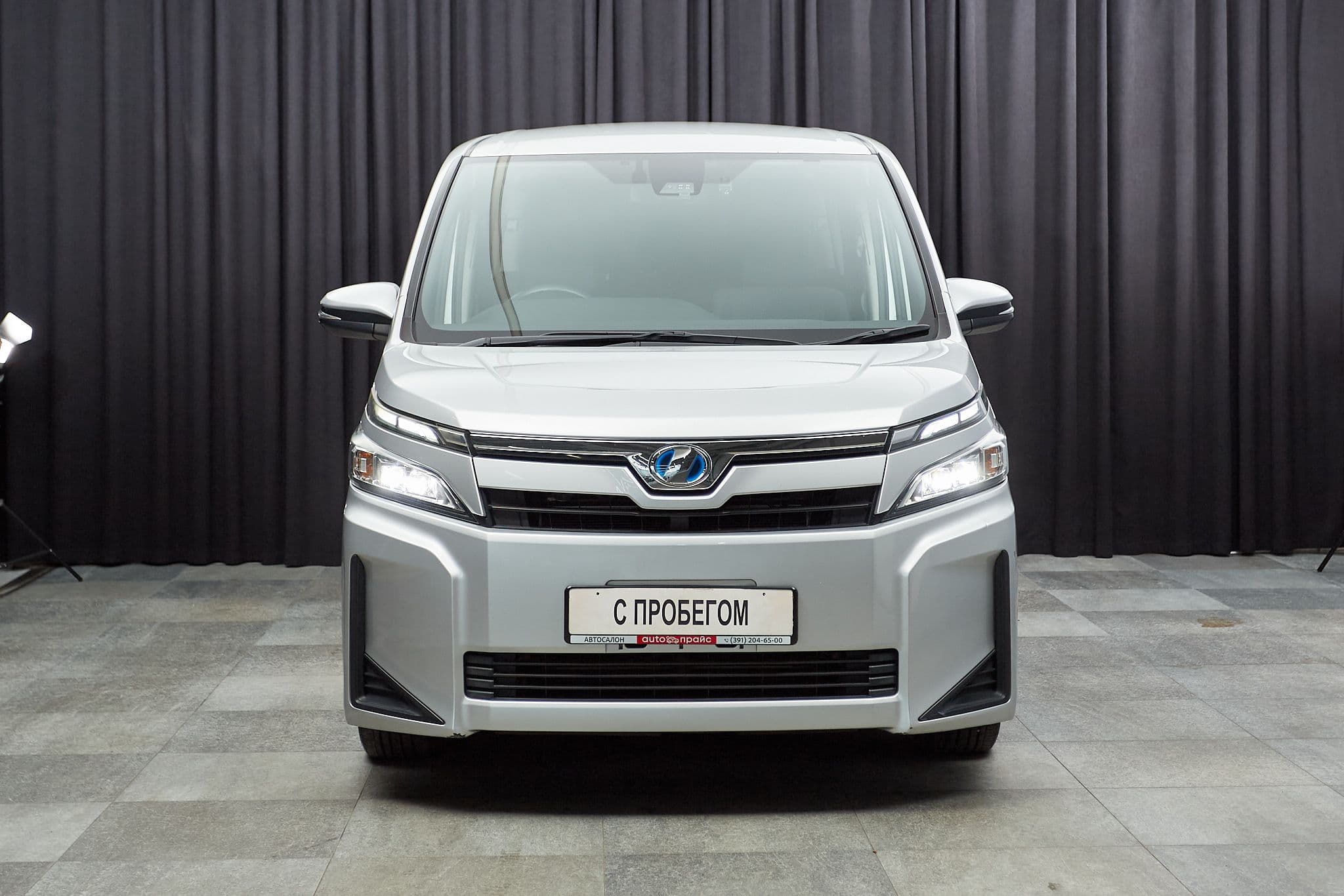 Toyota Voxy - 2