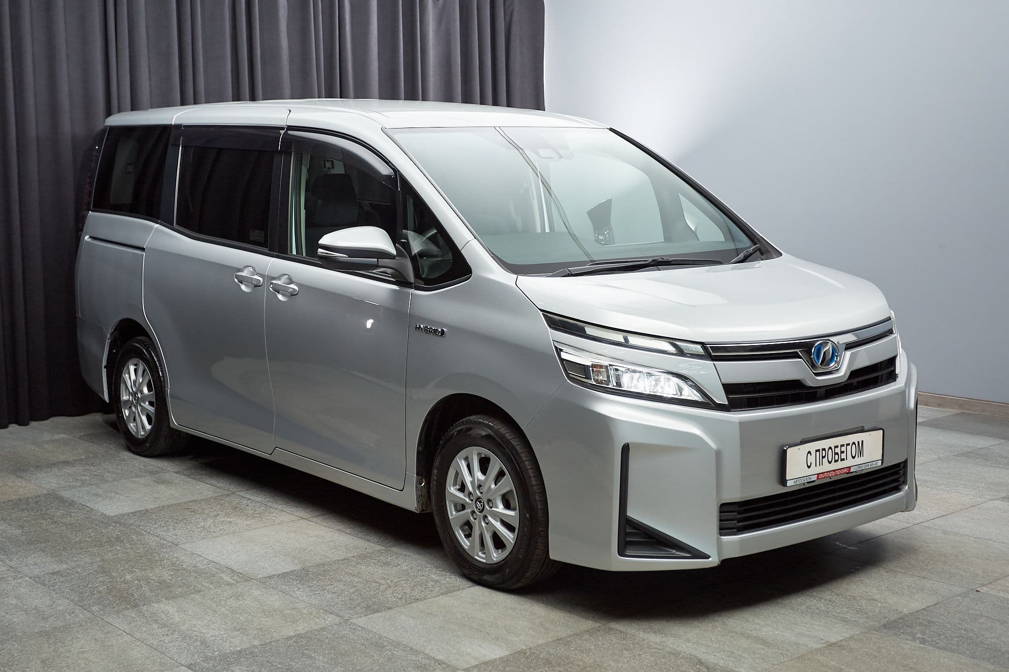 Toyota Voxy - 3