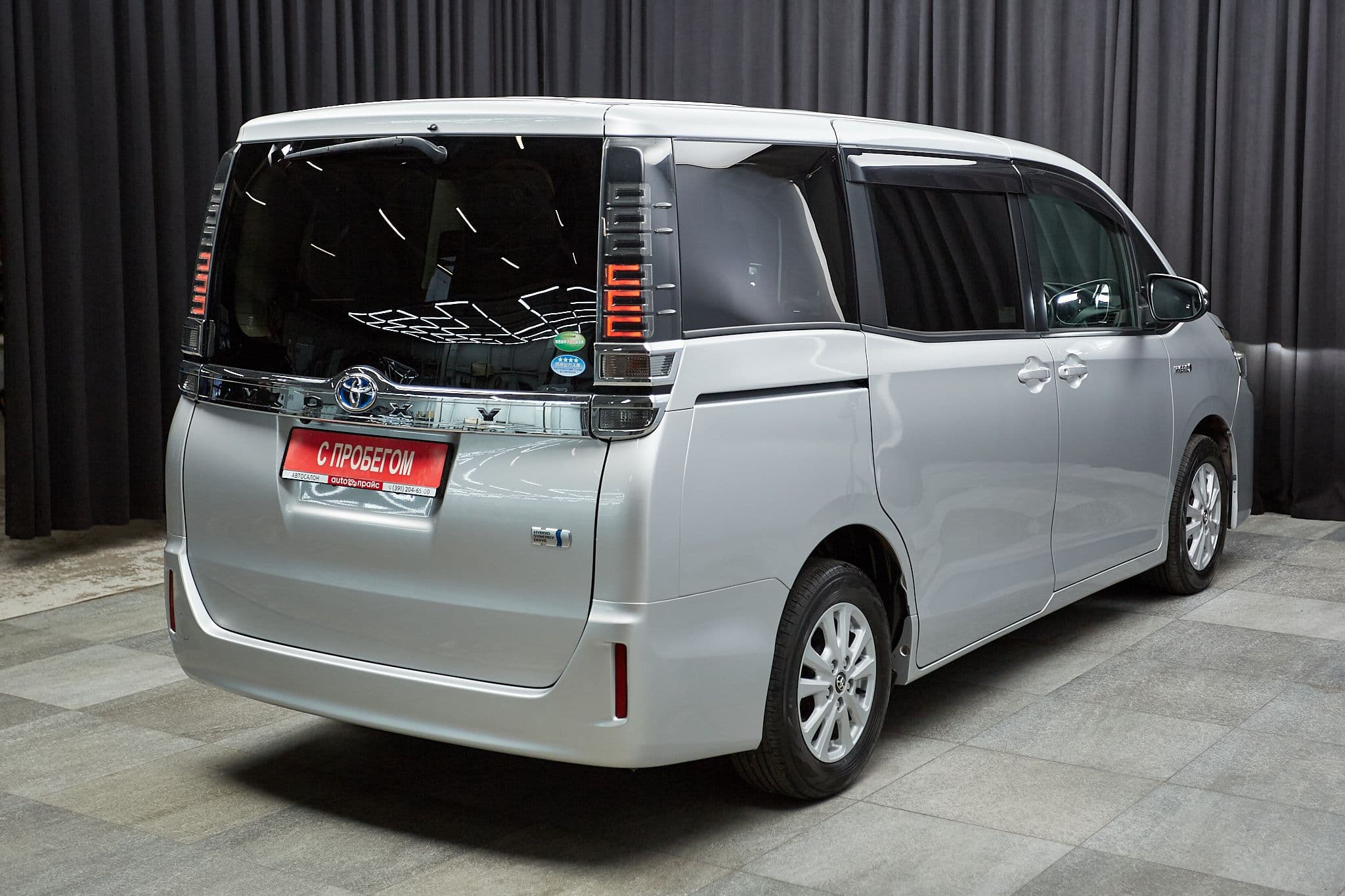 Toyota Voxy - 4