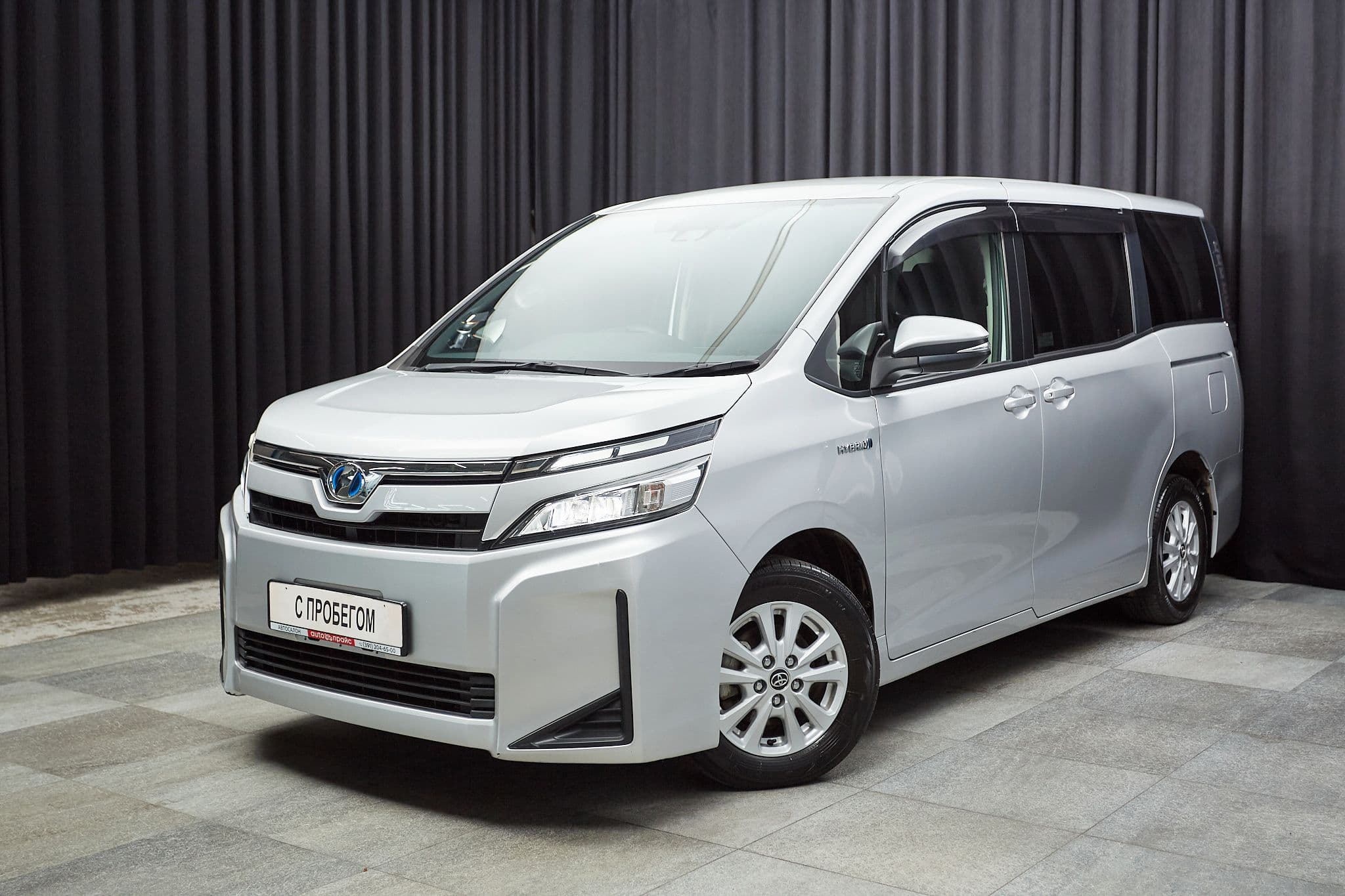 Toyota Voxy - 1