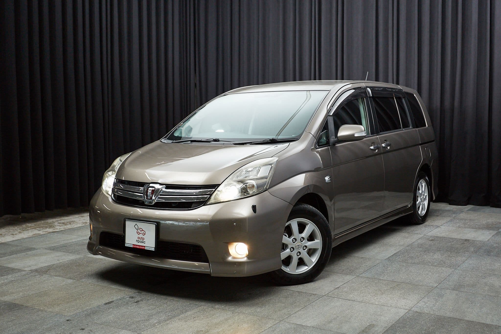 Toyota Isis - 1