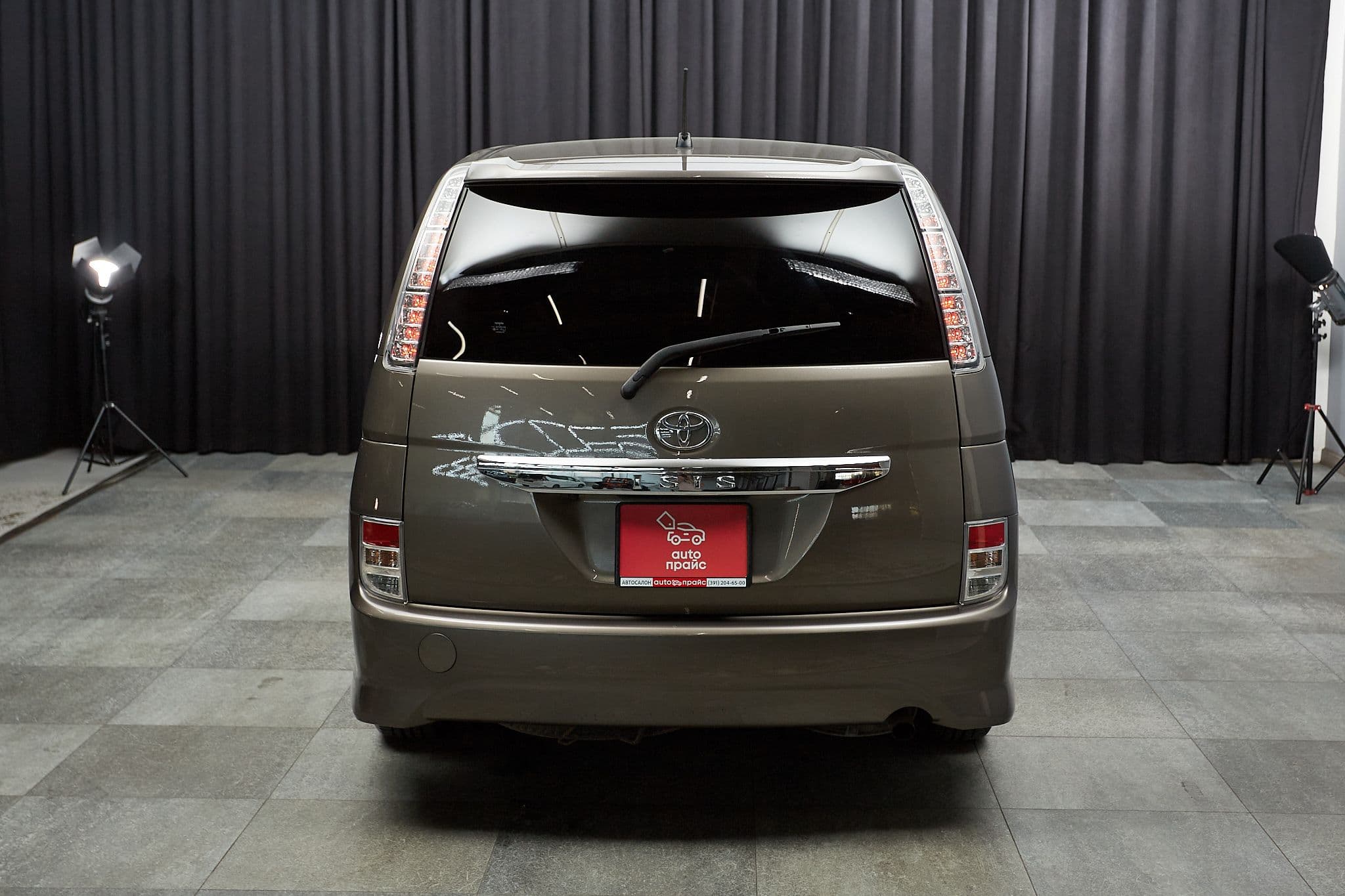 Toyota Isis - 5