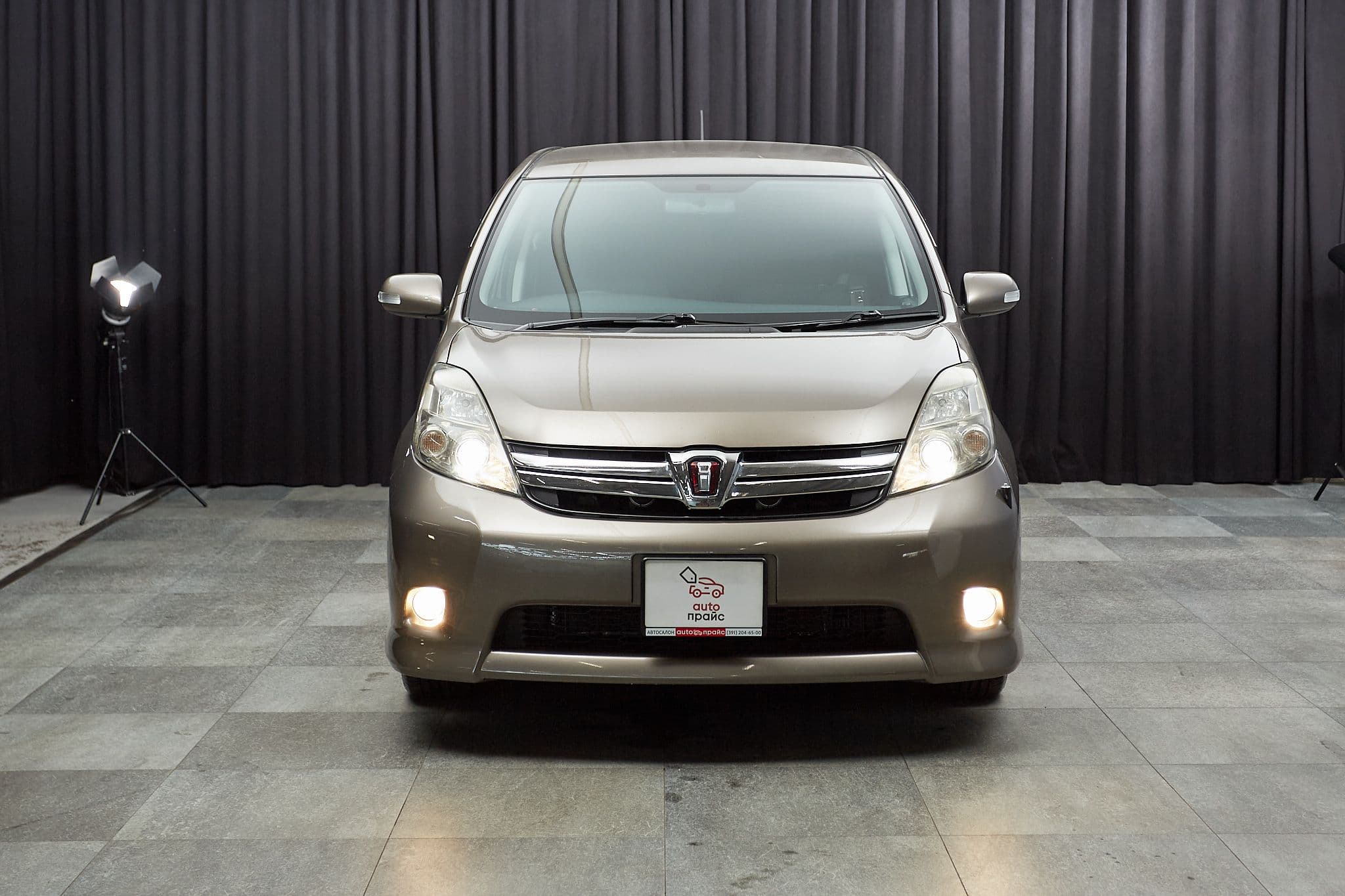 Toyota Isis - 2