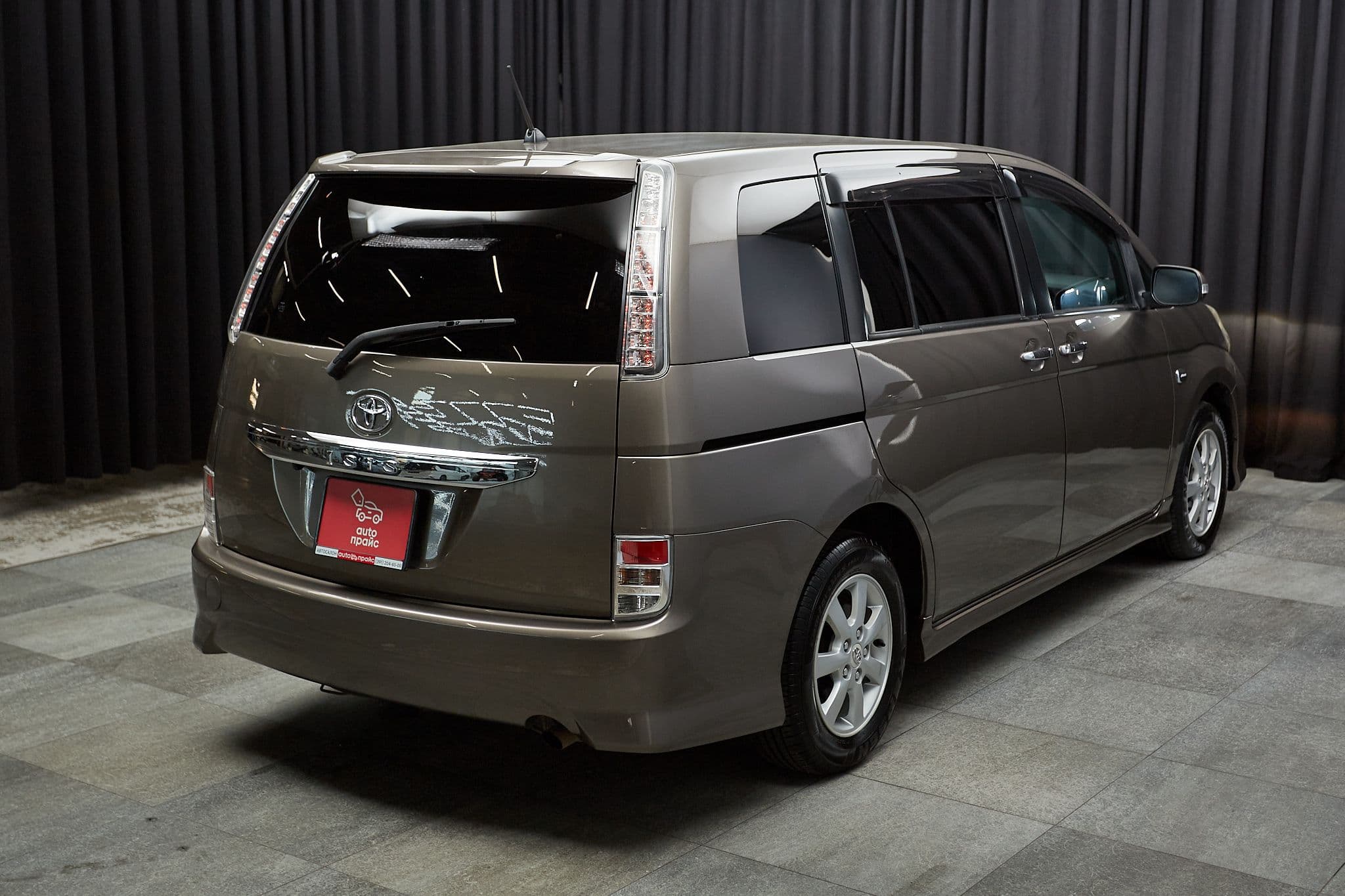 Toyota Isis - 4