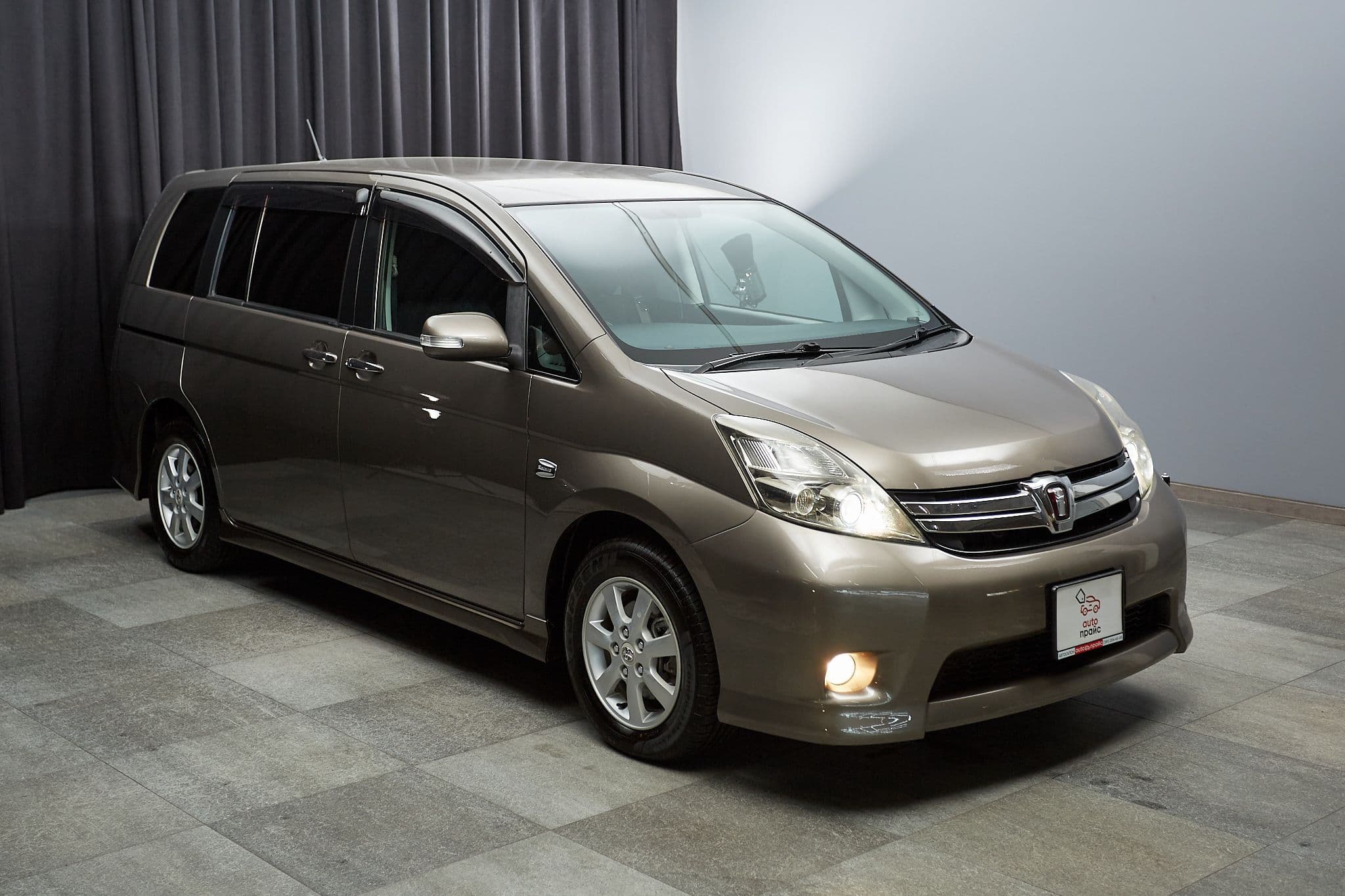 Toyota Isis - 3